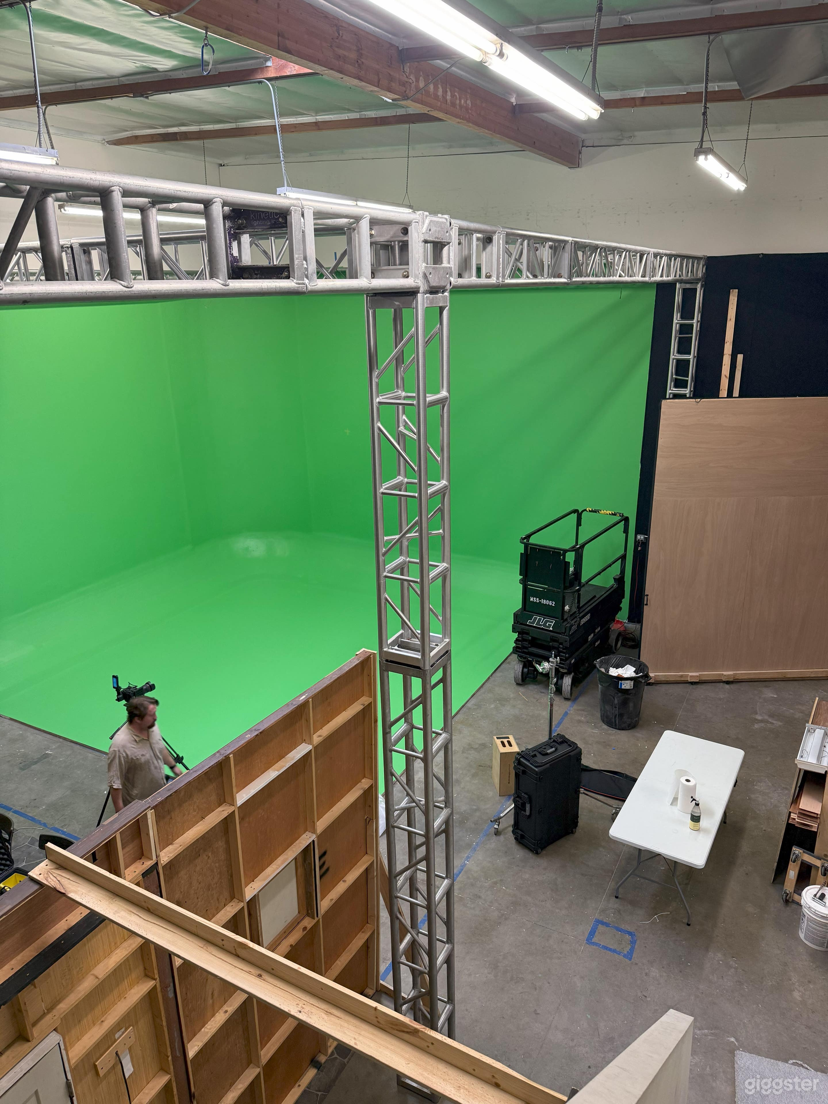 Large Green Screen in the South Bay Photo 4