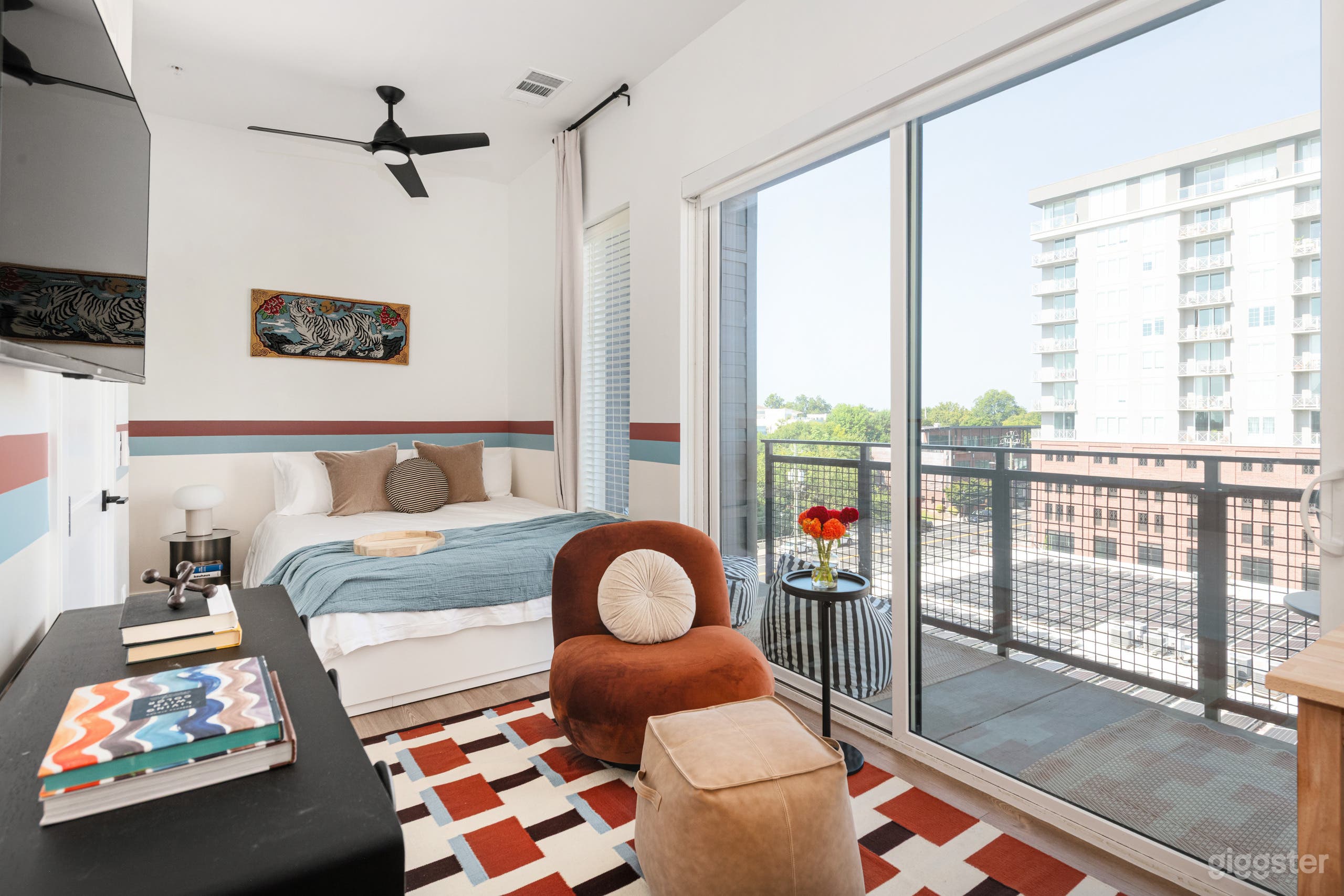 Ruby Junction – Designer Chic Condo with Rooftop Views Photo 2