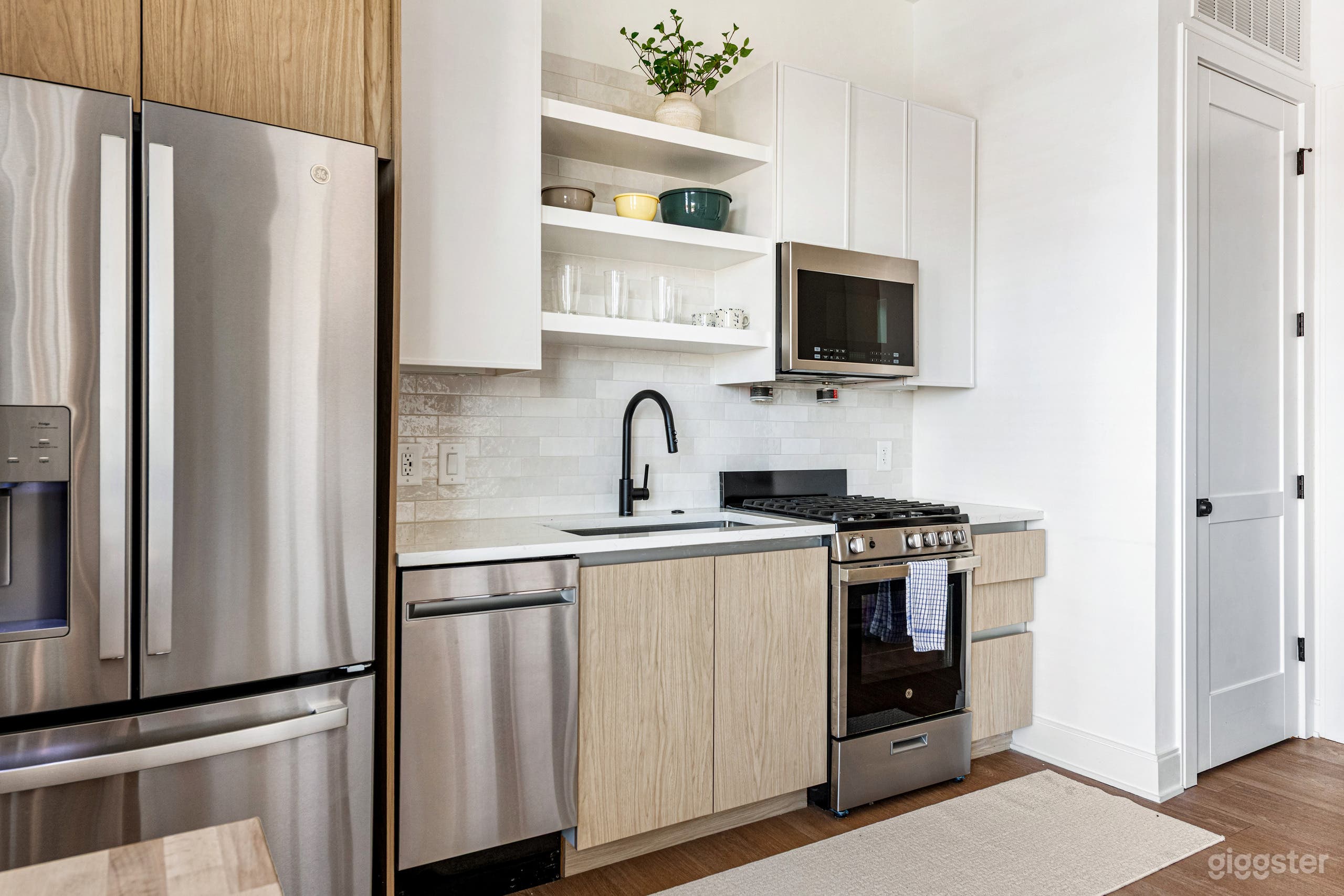 Ruby Junction – Designer Chic Condo with Rooftop Views Photo 3