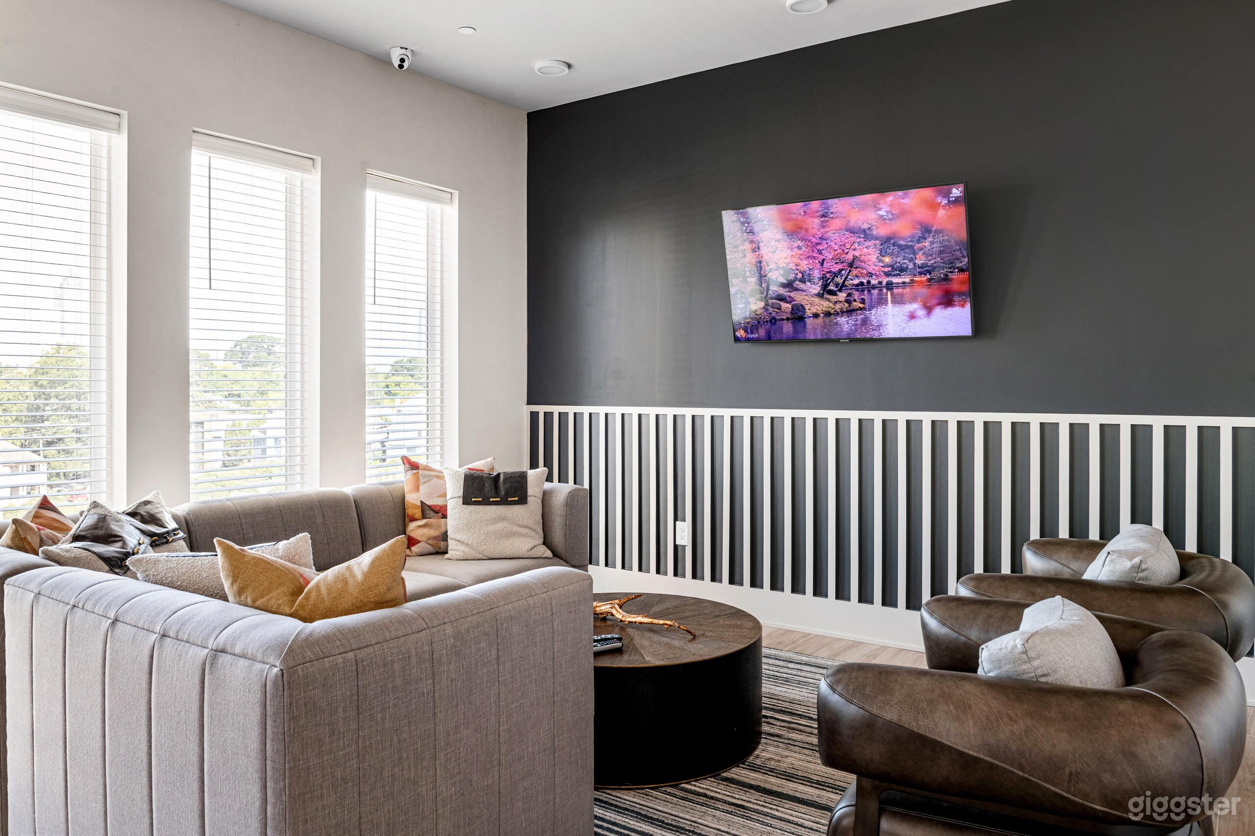 Ruby Junction – Designer Chic Condo with Rooftop Views Photo 1
