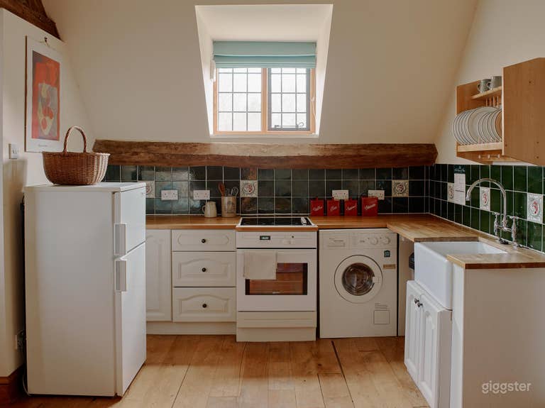  Country Manor House Near Broadway Village 