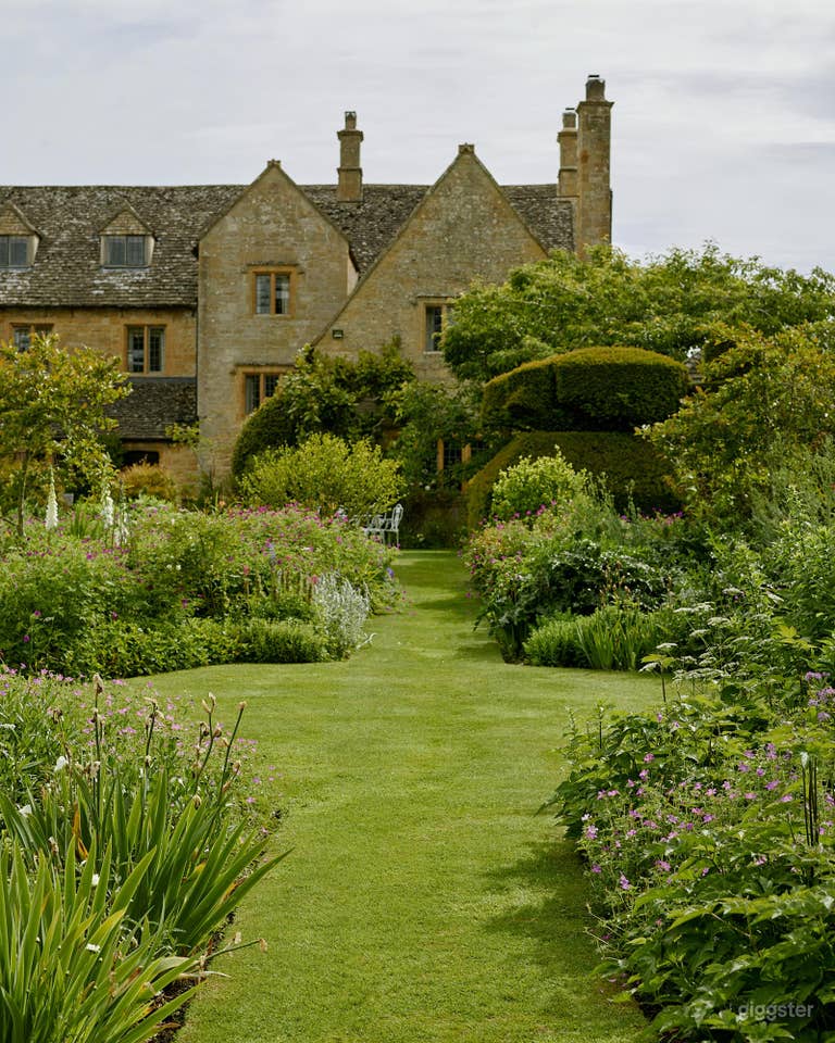  Country Manor House Near Broadway Village 