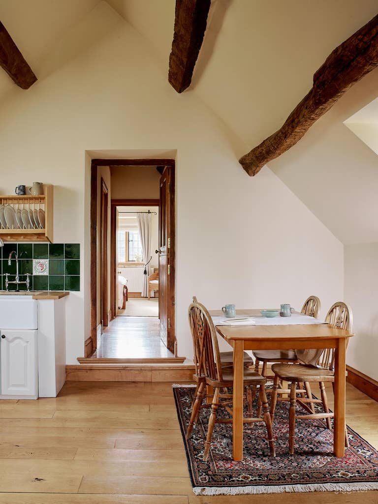  Country Manor House Near Broadway Village 