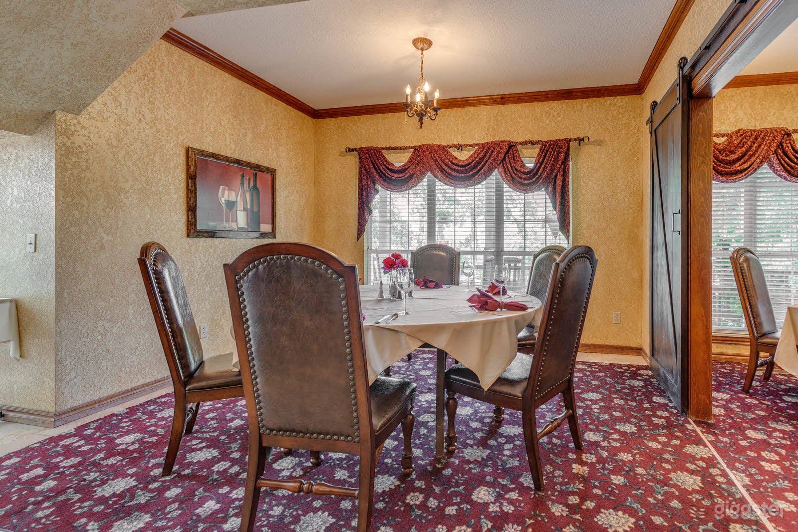 Friendly Bar &amp; Restaurant in Norman Photo 3