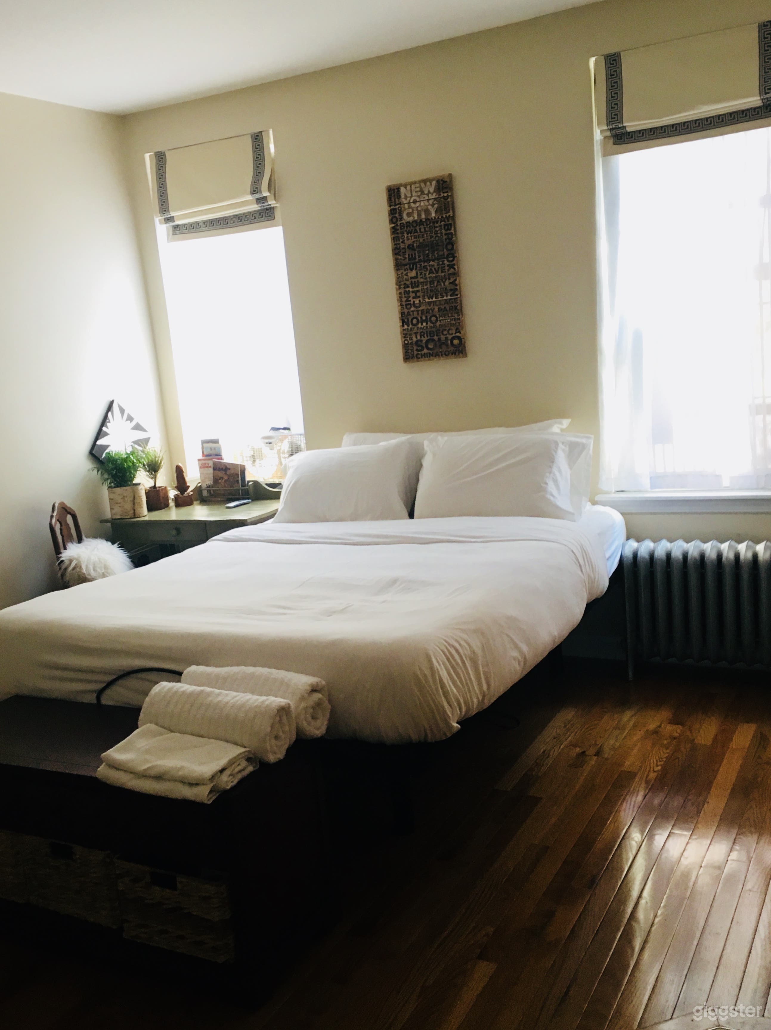 Queen bed with remote control for incline or reclining, desk work area , two windows , kitchenette, air conditioner and wifi