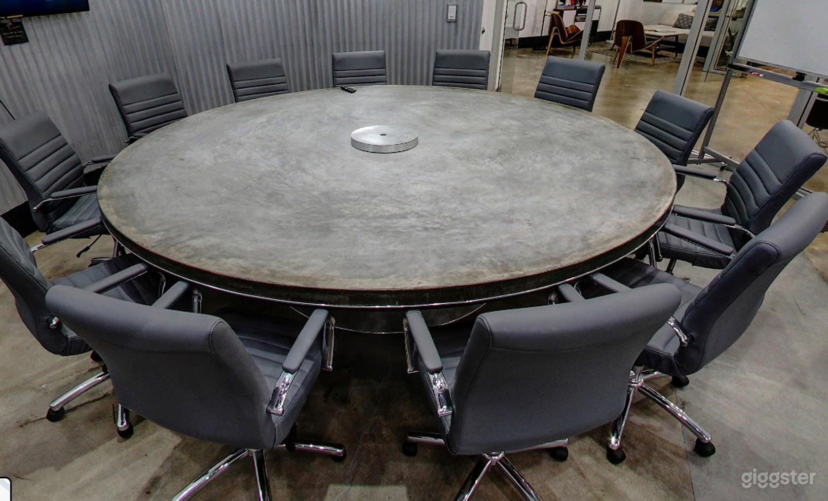 Spacious Conference Room for 12 Photo 3