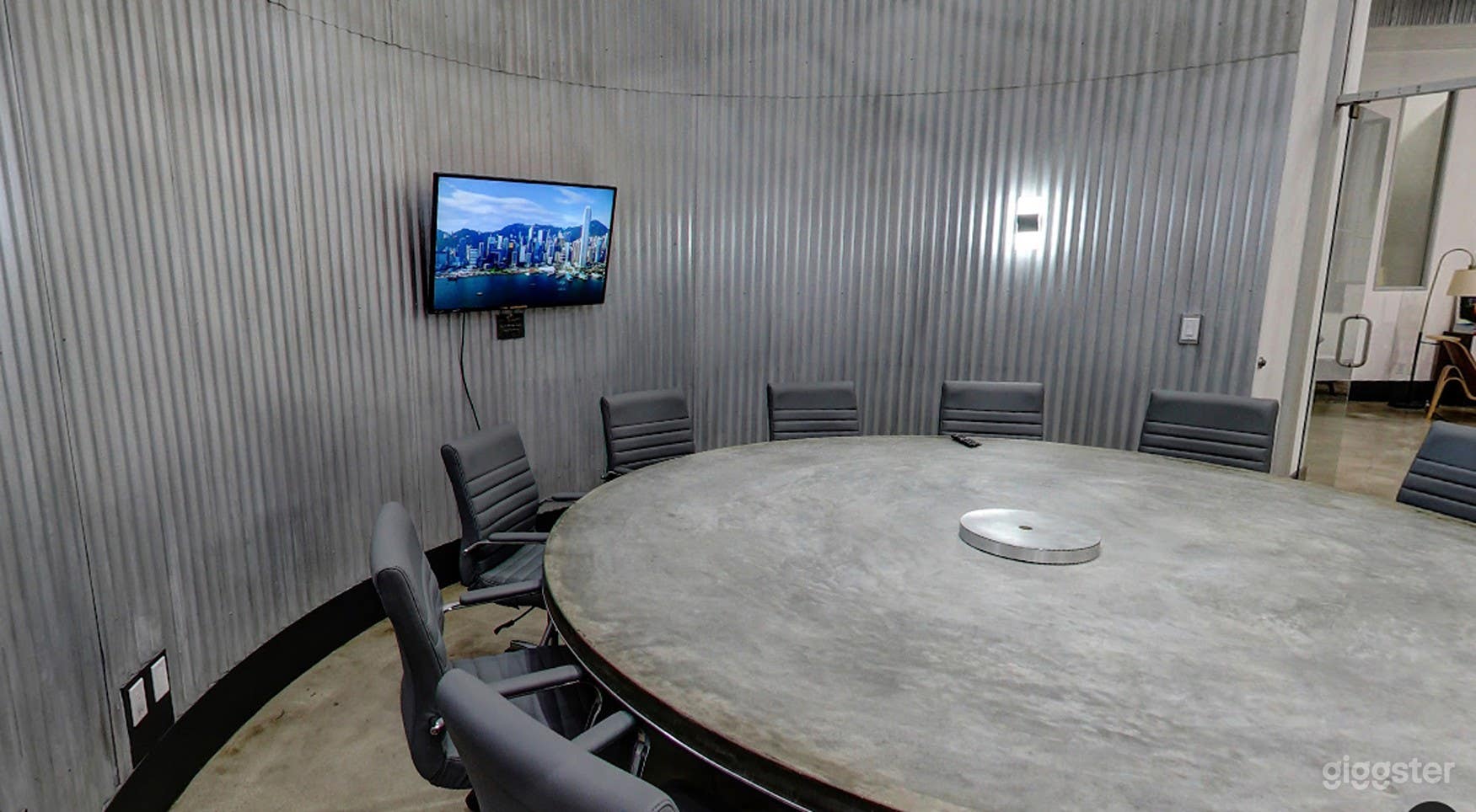 Spacious Conference Room for 12 Photo 4