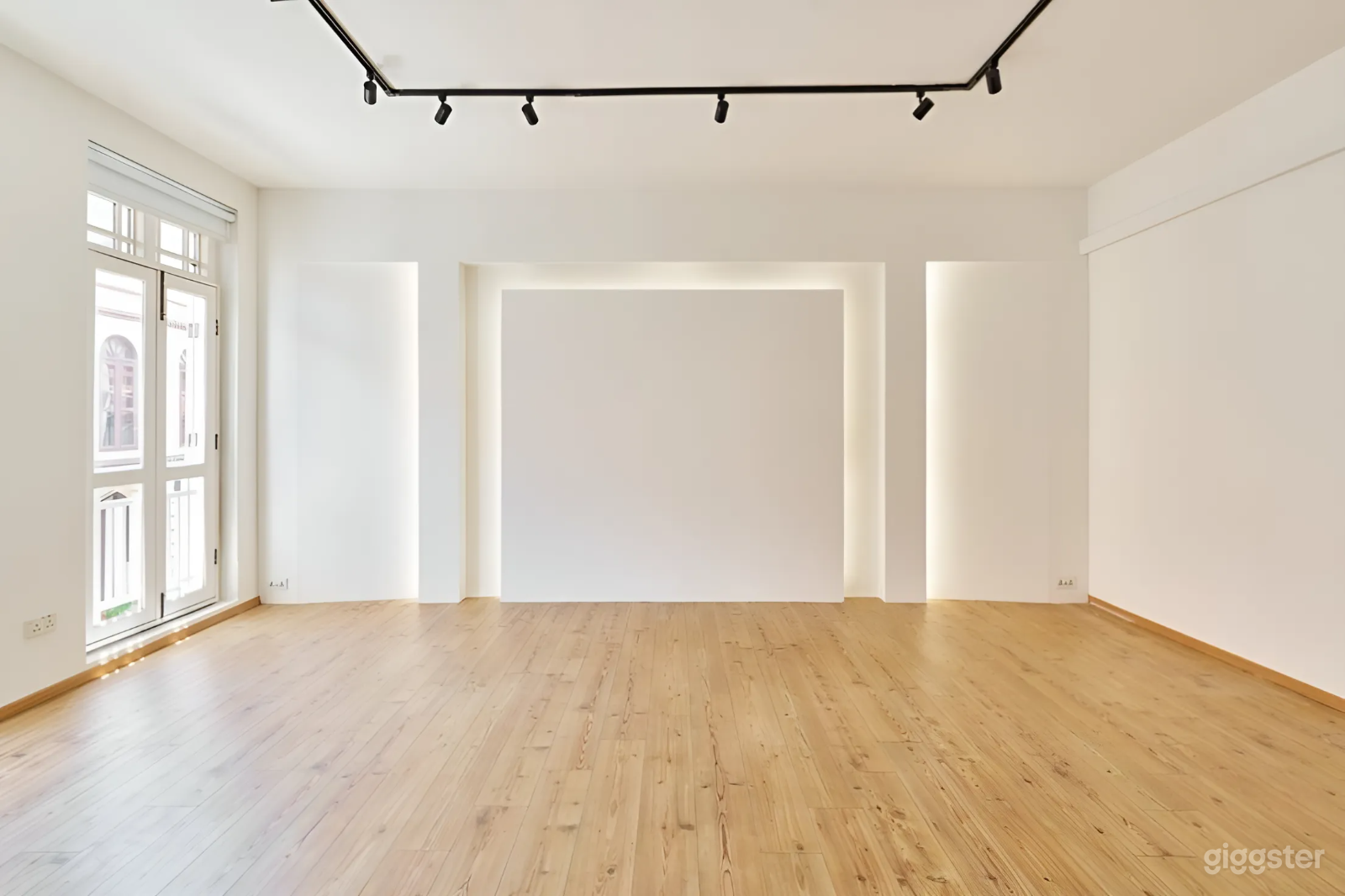 Light-Filled Creative Photography Studio - Level 2 Photo 2