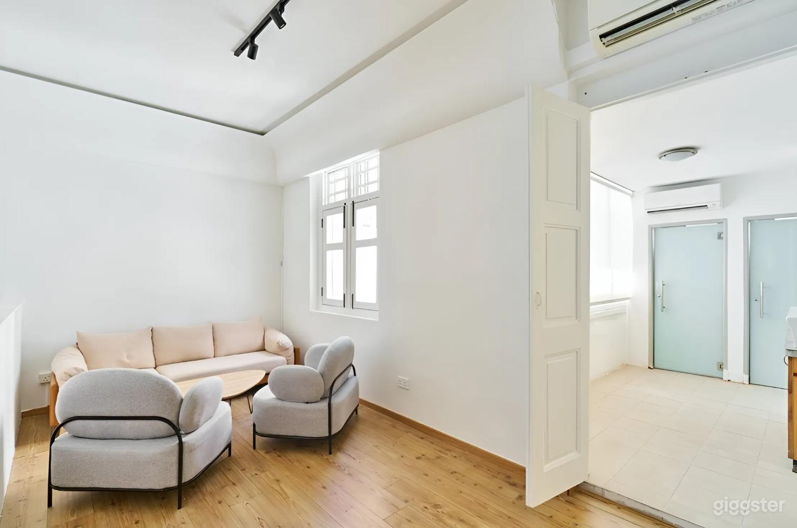 Light-Filled Creative Photography Studio - Level 2 Photo 4