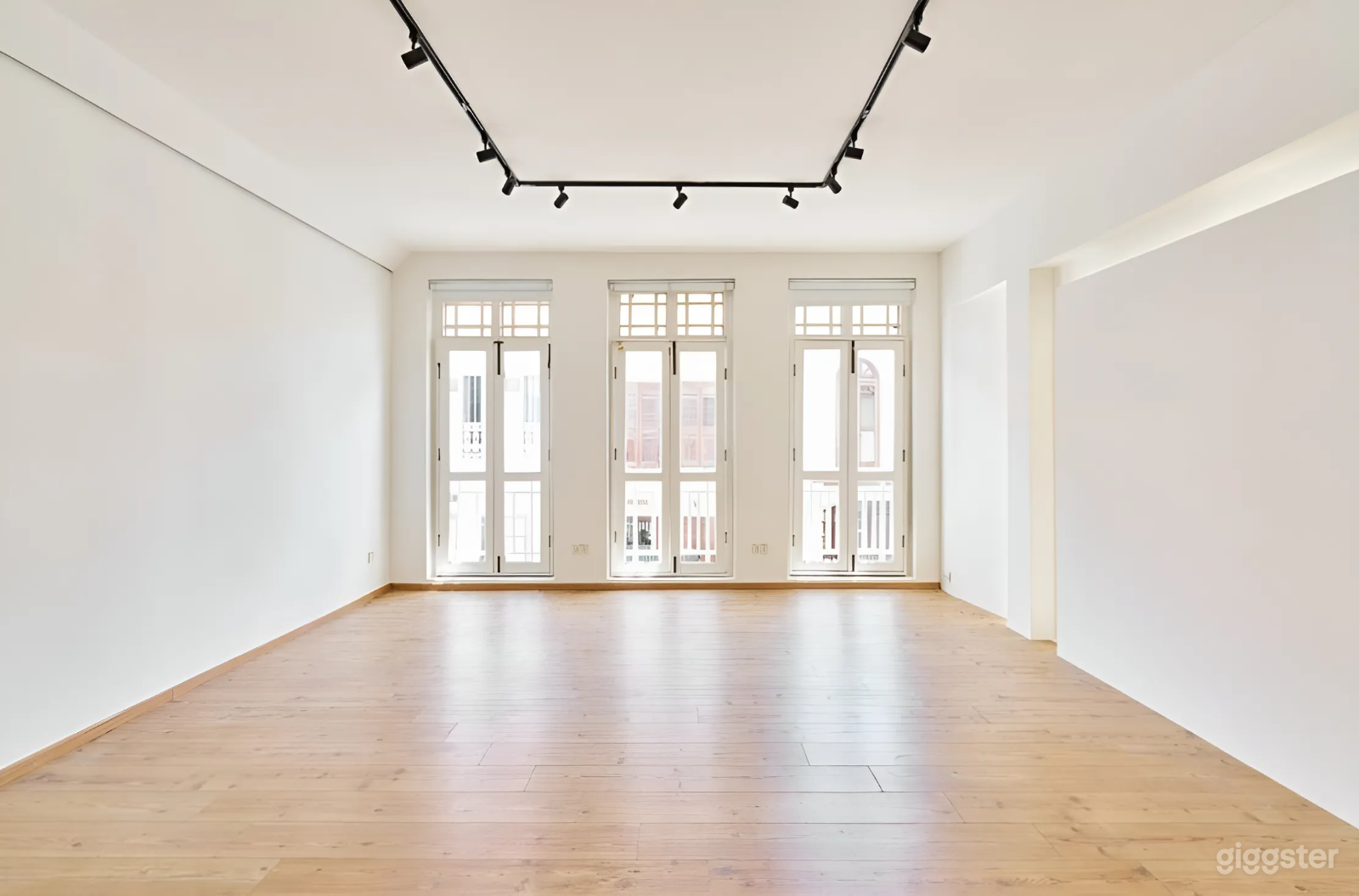 Light-Filled Creative Photography Studio - Level 2 Photo 1