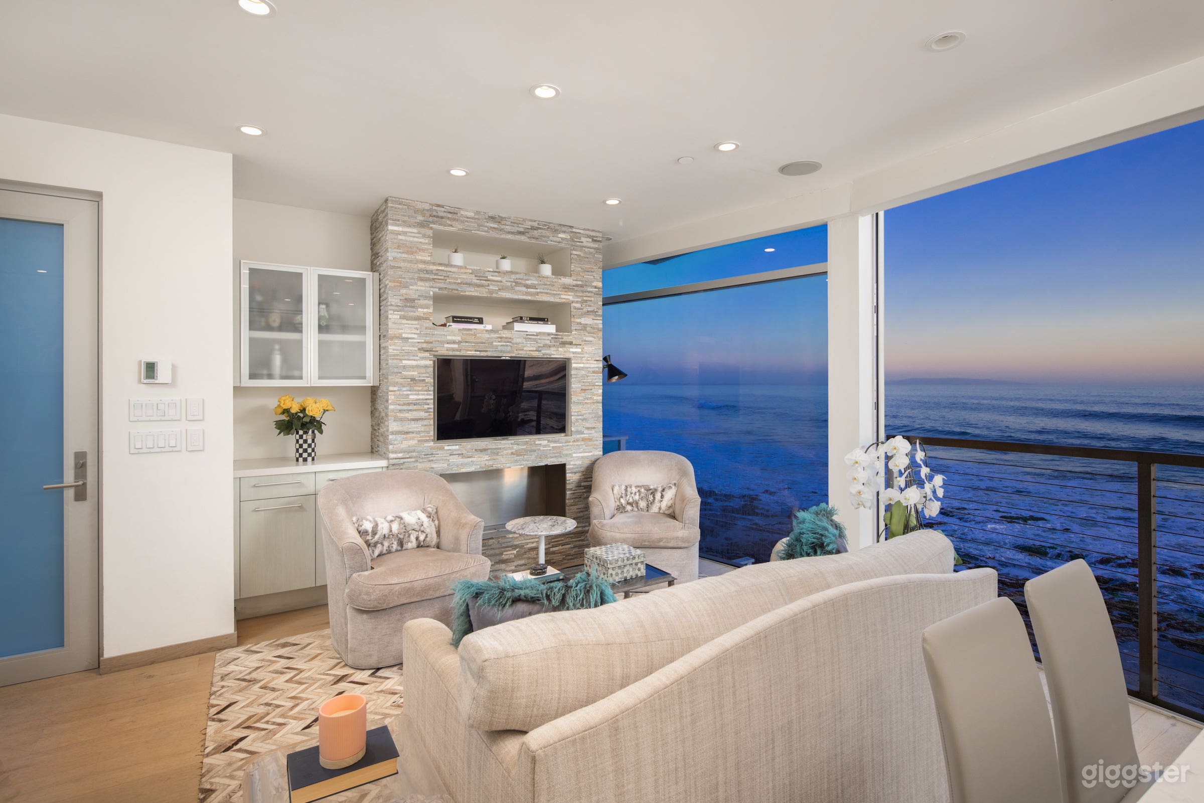 Oceanfront Malibu Estate Property - On The Water Photo 3