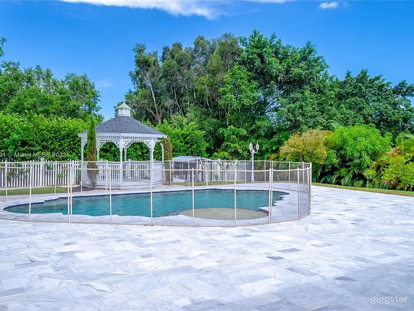 Unique cottage space  Photo 3