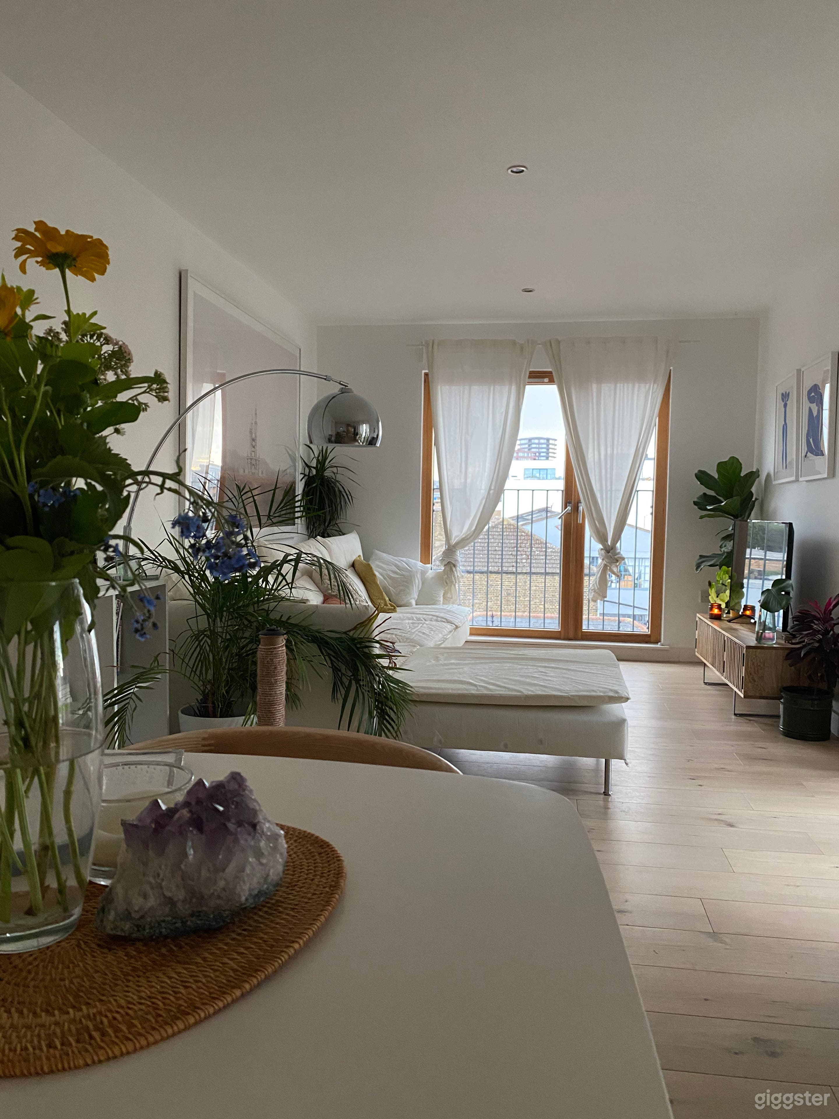 Sunlit Scandinavian Apartment with Floor-to-Ceiling Windows Photo 4
