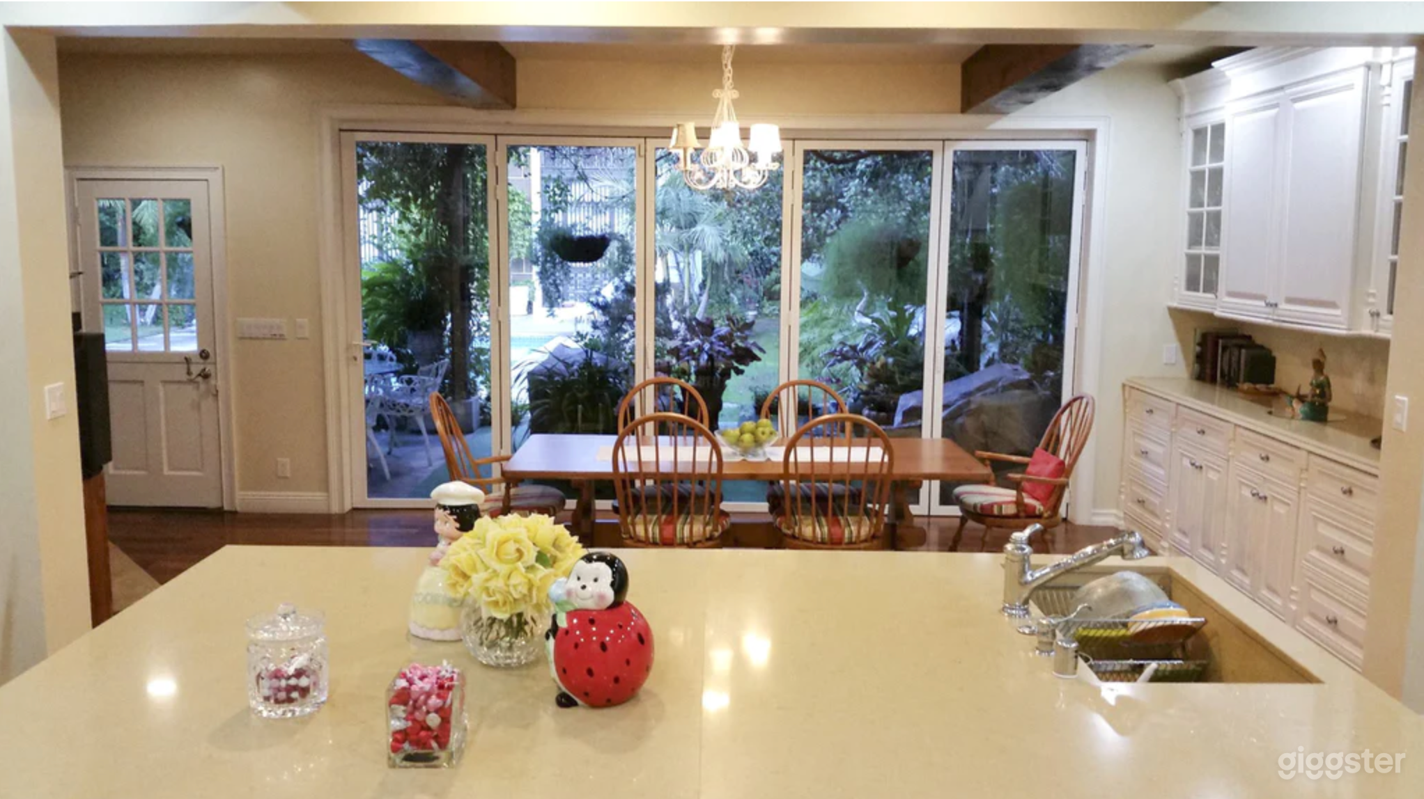 Classic White Mansion Photo 4