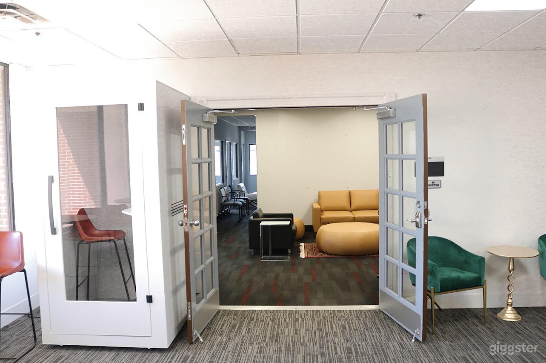 Welcoming Lobby Area Photo 2