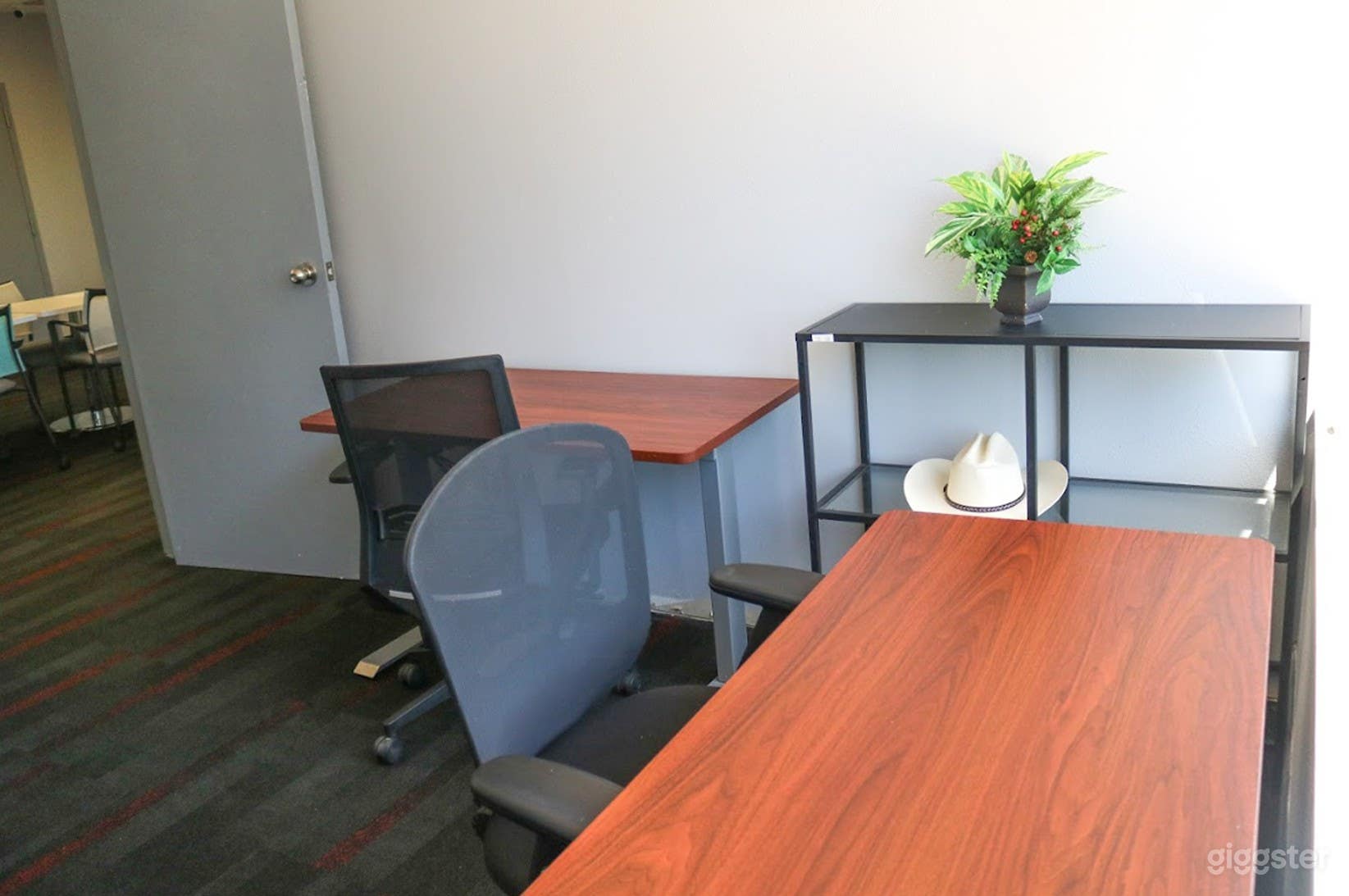 Bright 4-Desk Coworking Space Photo 2