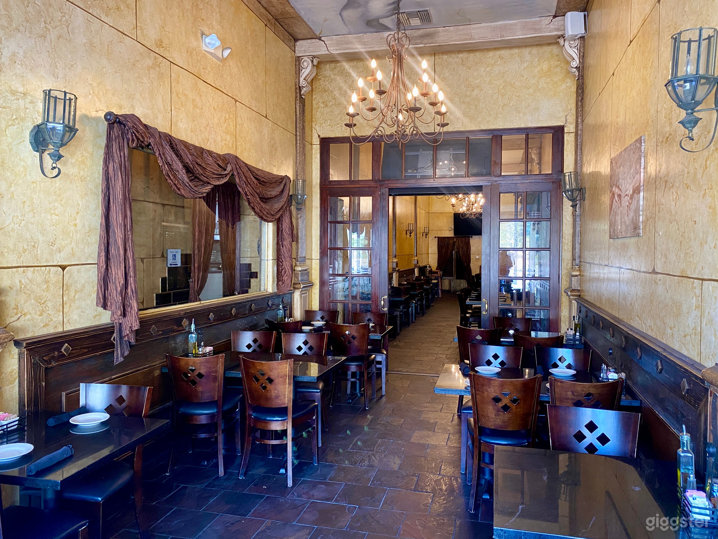 Beautiful Italian Restaurant and Bar Photo 1