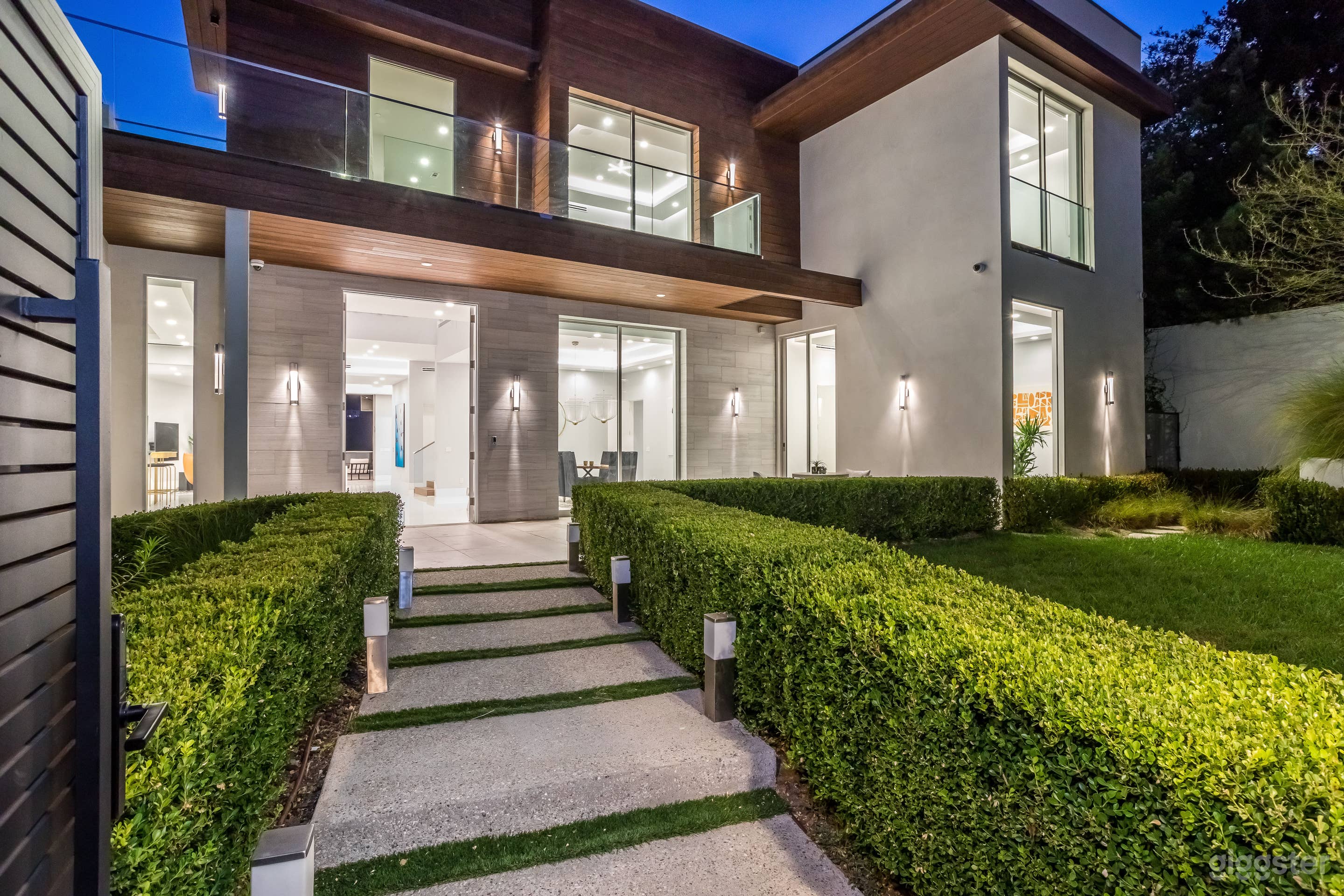 ULTRA-LUXE MODERN VILLA WITH STUNNING VIEWS Photo 2