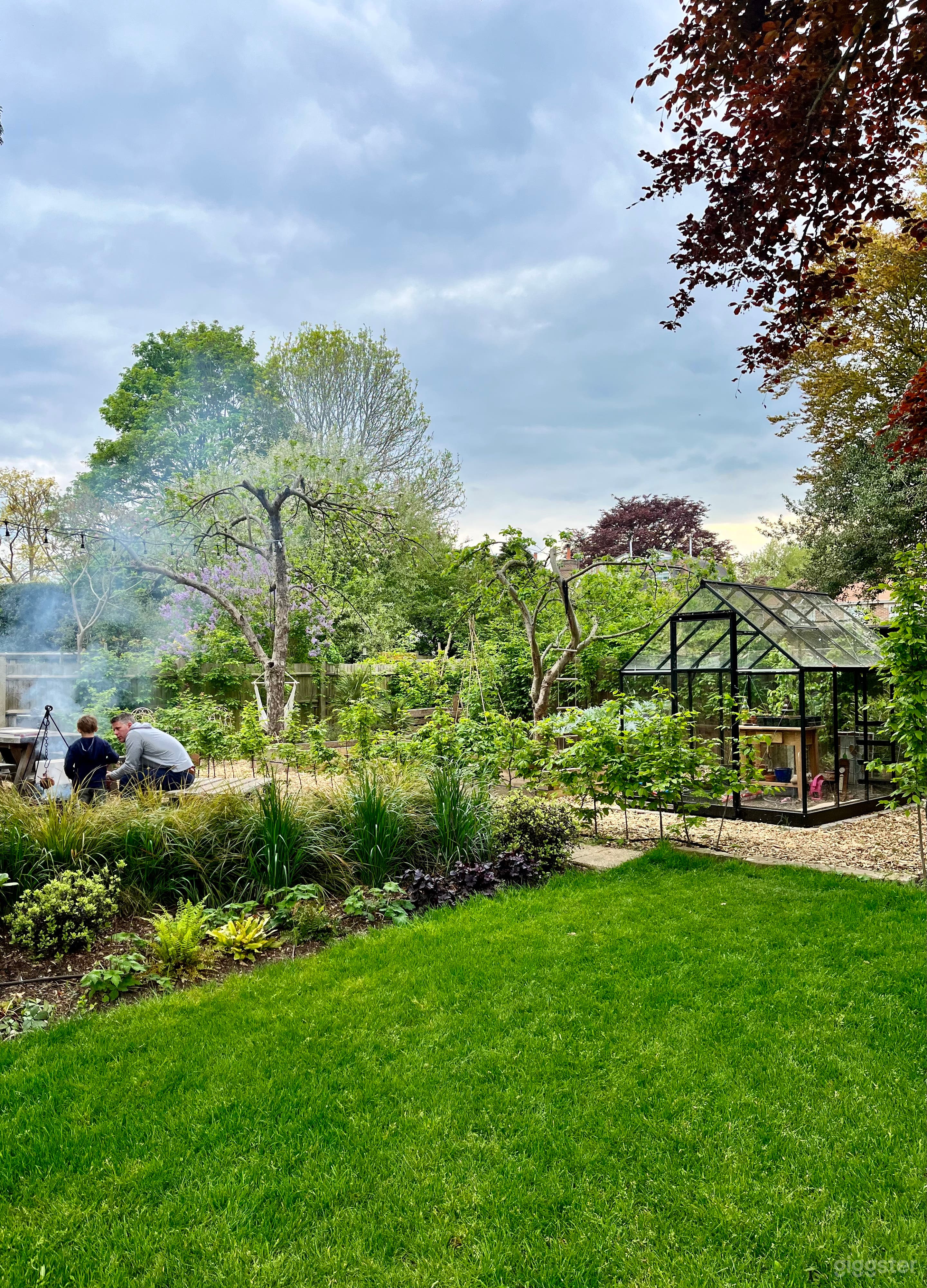 Large well maintained garden Photo 2