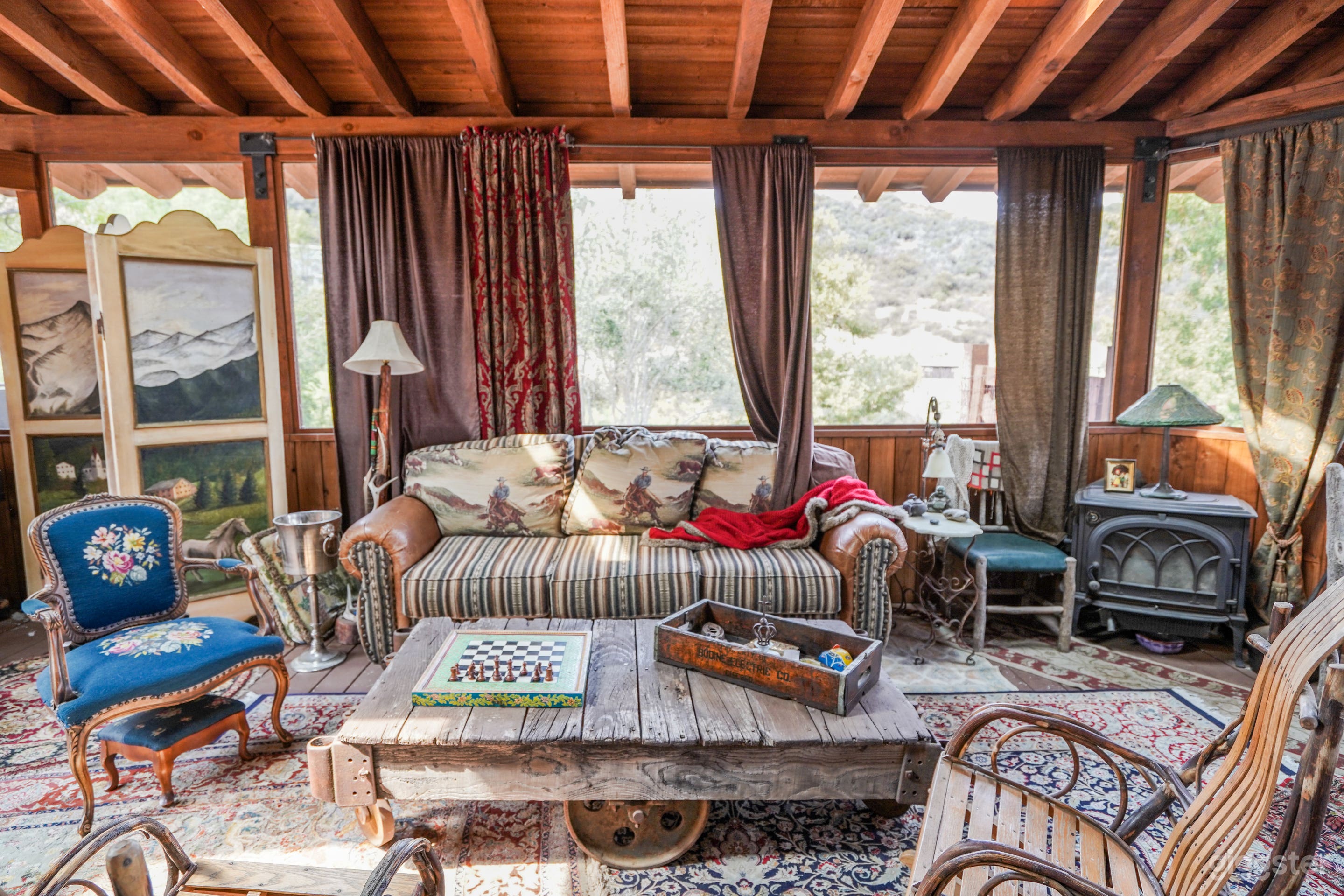 The western style open air parlour room, with dining seating and piano.