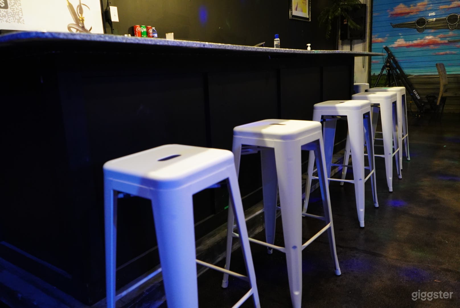 Upscale Sexy intimate Lounge  Photo 2