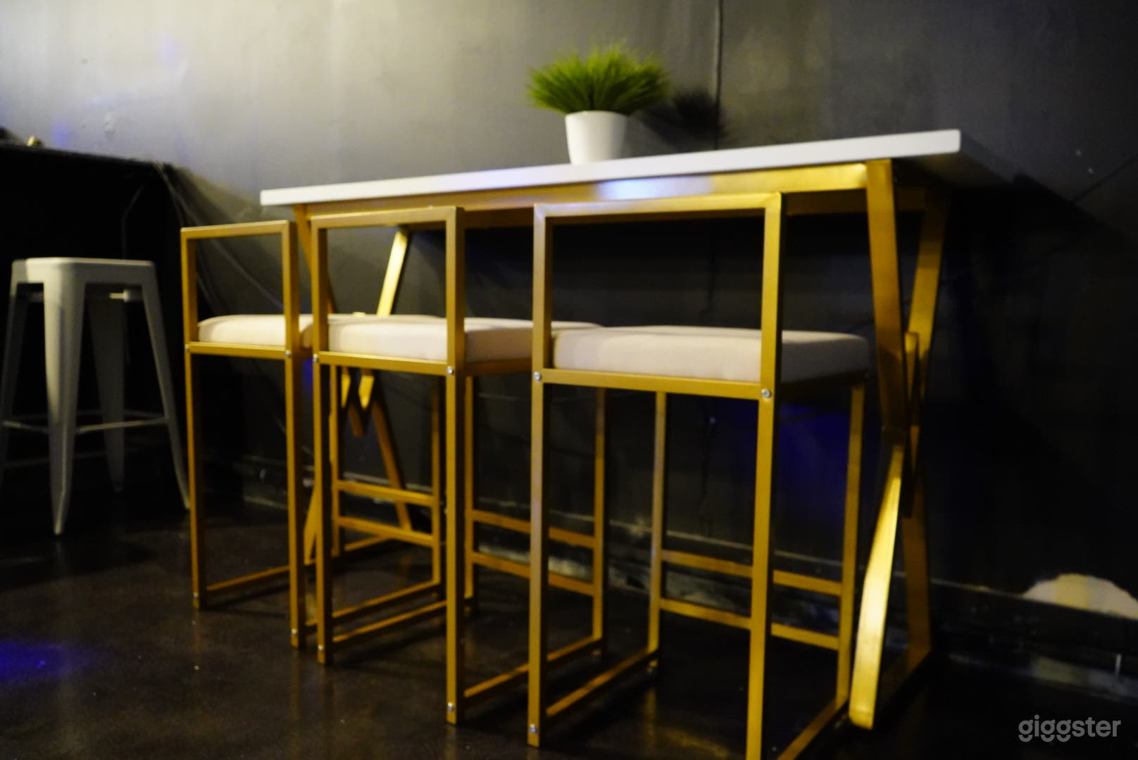 Upscale Sexy intimate Lounge  Photo 4