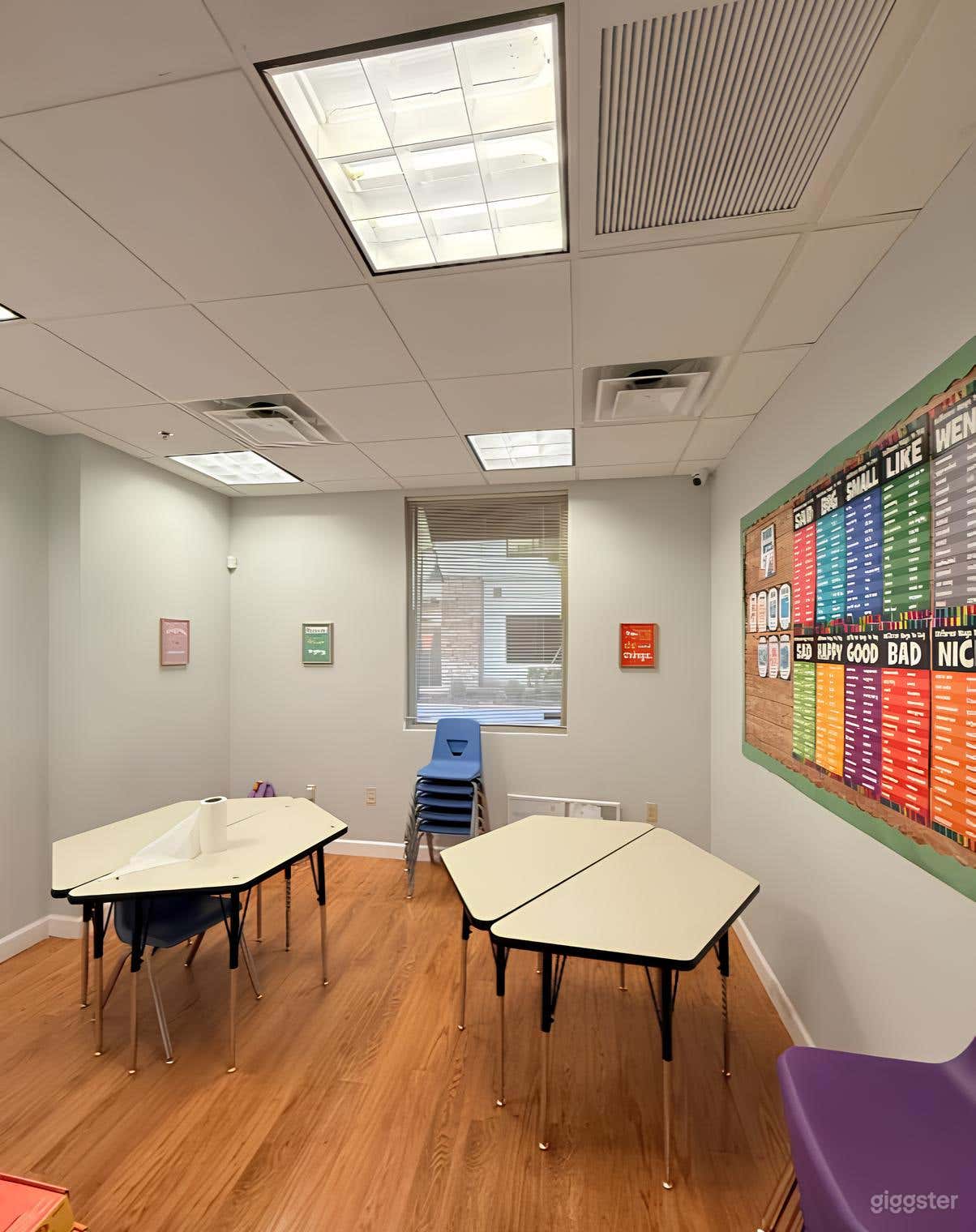 Bright & Cozy Classroom Studio Photo 4