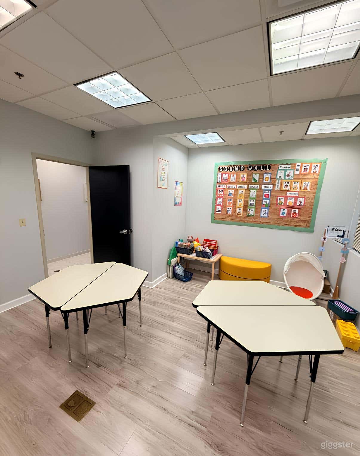 Bright & Cozy Classroom Studio Photo 3