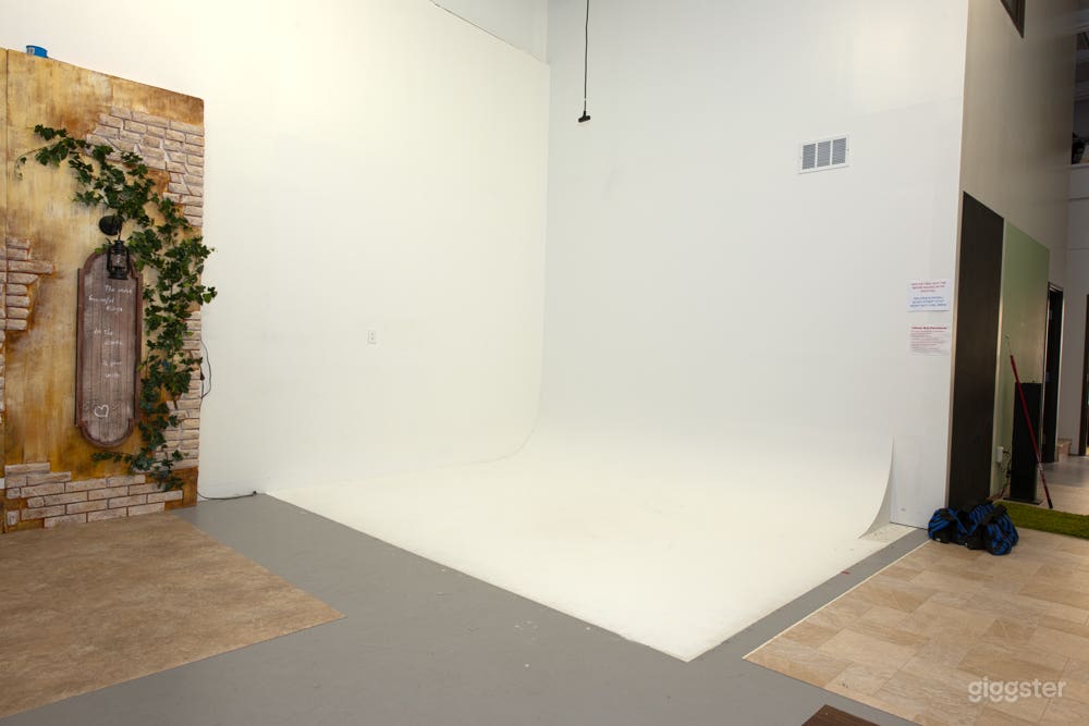 Fully Equipped Photo Studio with Conference Area in Carmel City Photo 3