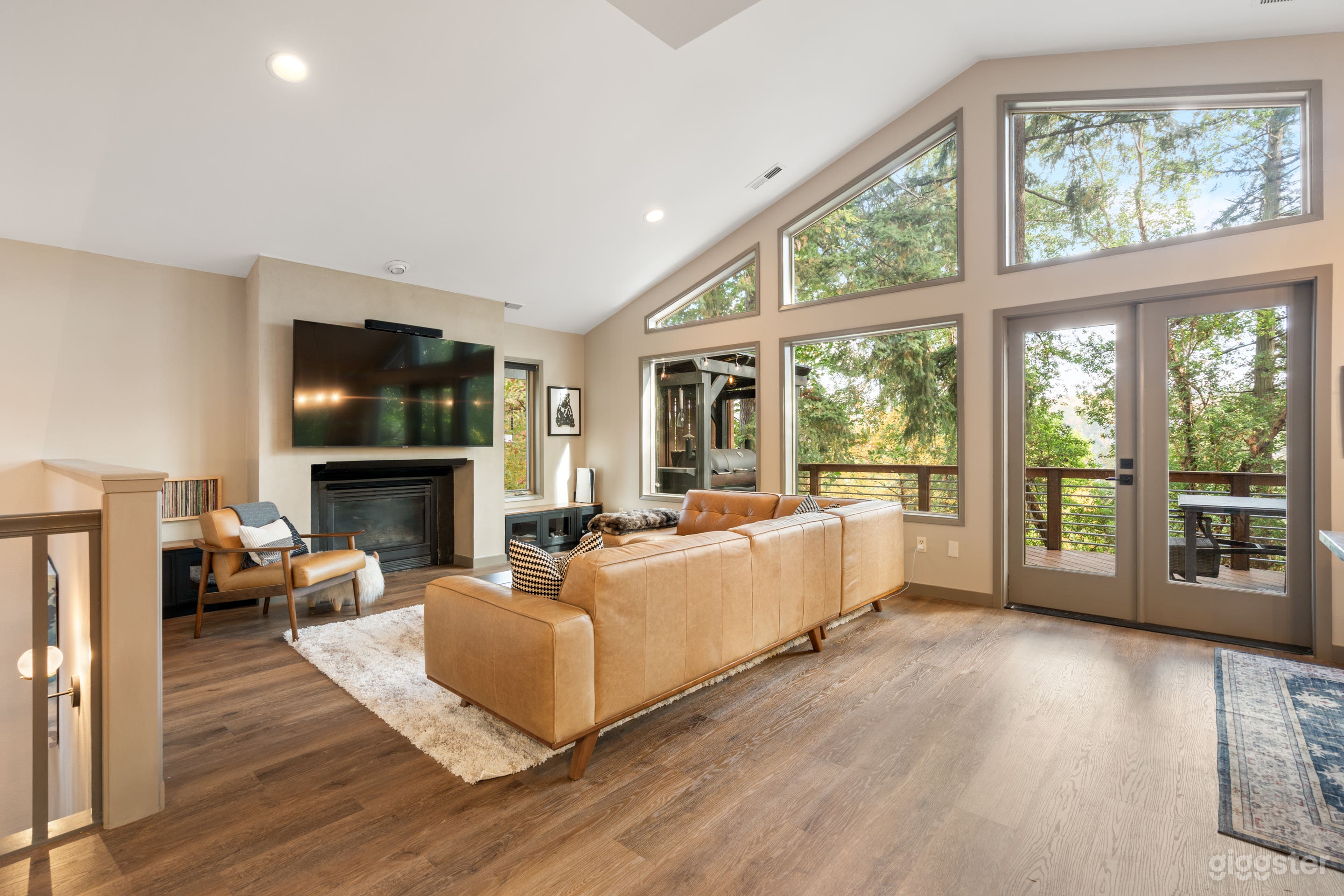 Bellevue Forest Retreat with Balcony in the Trees Photo 2