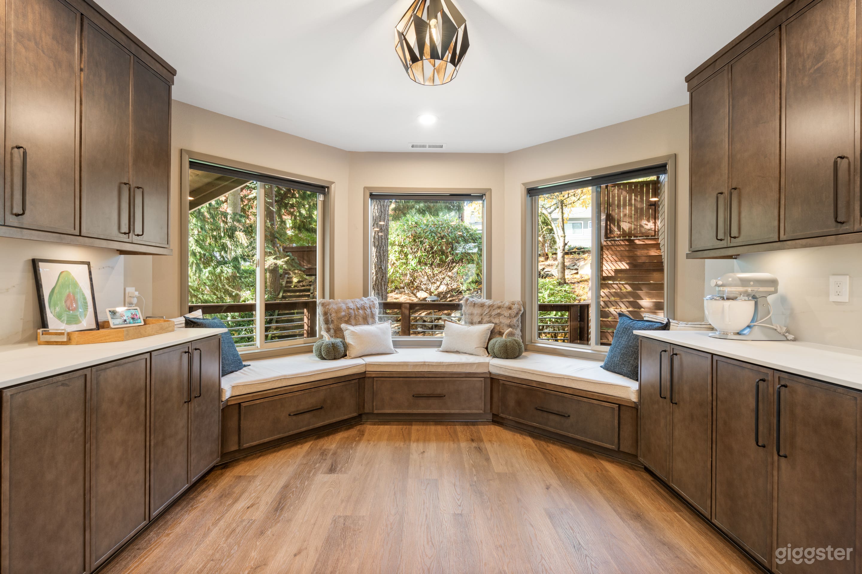 Bellevue Forest Retreat with Balcony in the Trees Photo 4