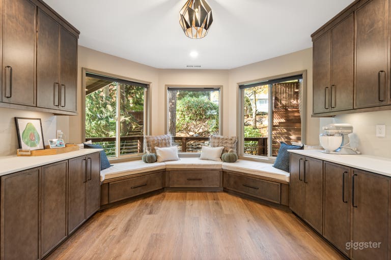  Bellevue Forest Retreat with Balcony in the Trees 