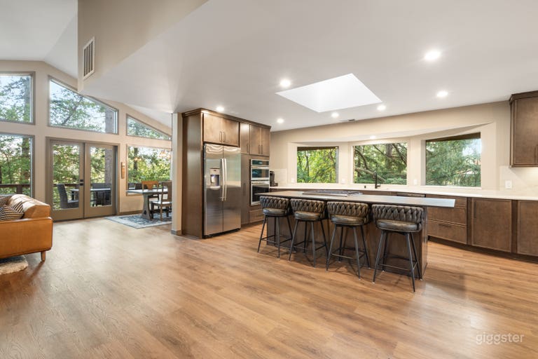  Bellevue Forest Retreat with Balcony in the Trees 
