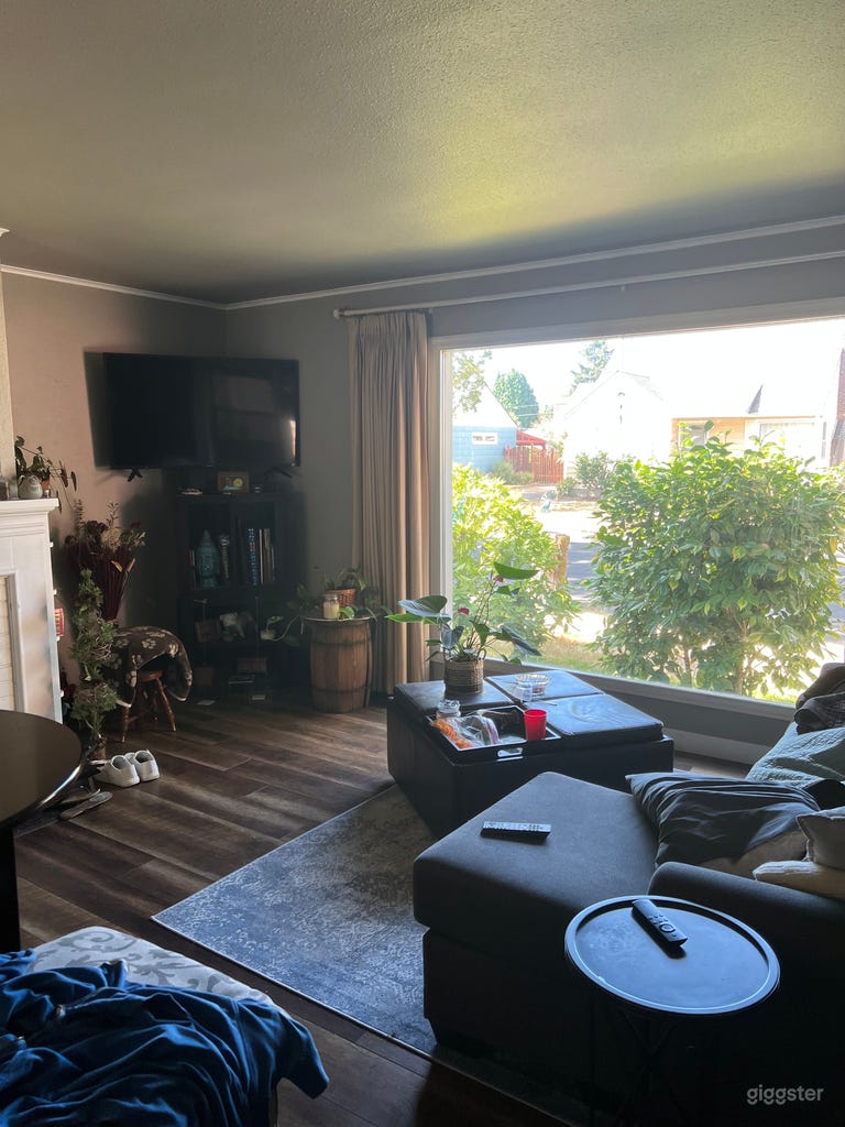  1940’s SFH in Beautiful Neighborhood 