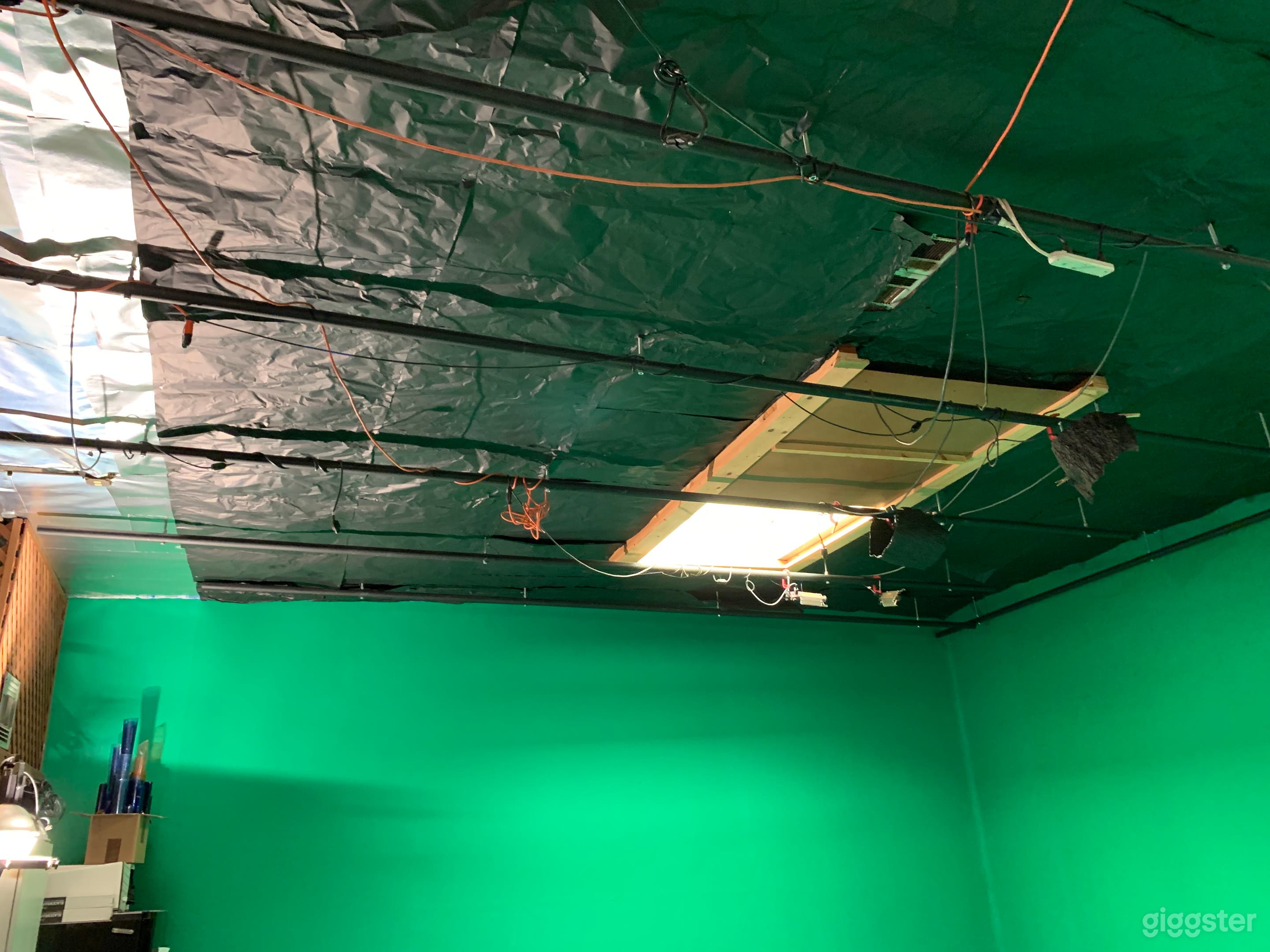 Lighting truss on ceiling.