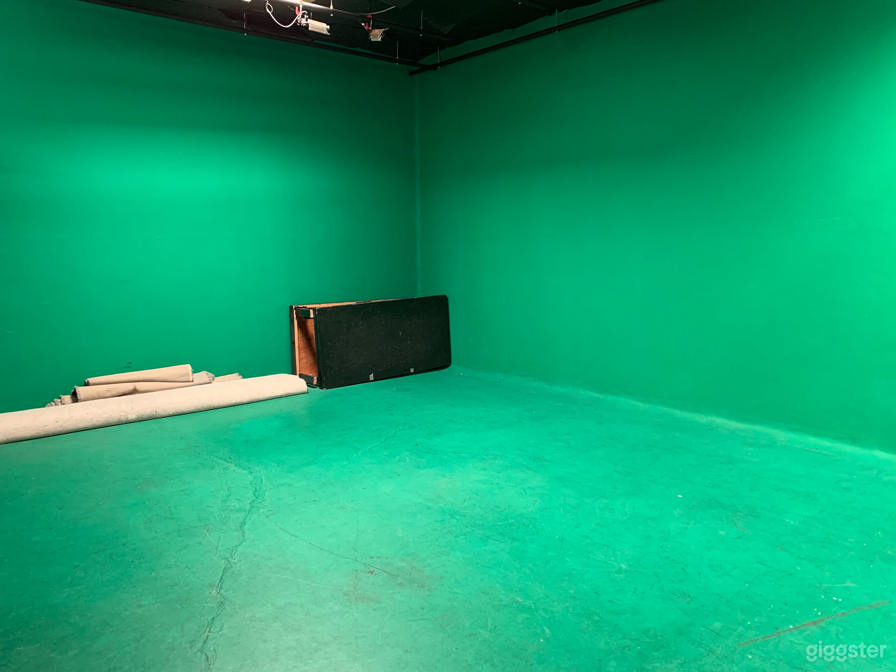 Spacious Video Stage With Green Screen Photo 2
