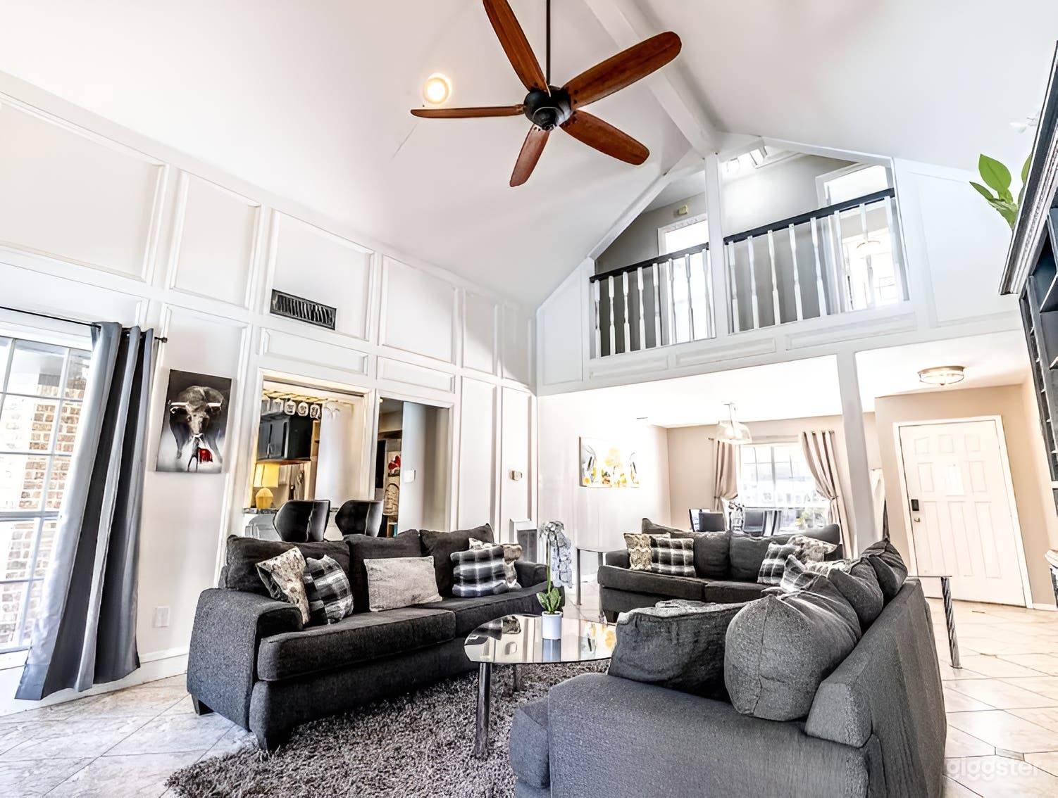 Private 5-Bedroom Home with Pool, Spa &amp; Outdoor Lounge Photo 3