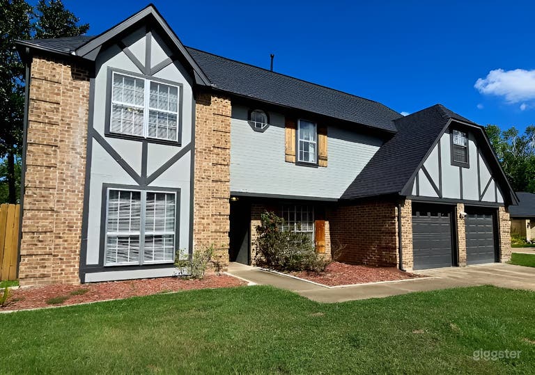  Private 5-Bedroom Home with Pool, Spa & Outdoor Lounge 