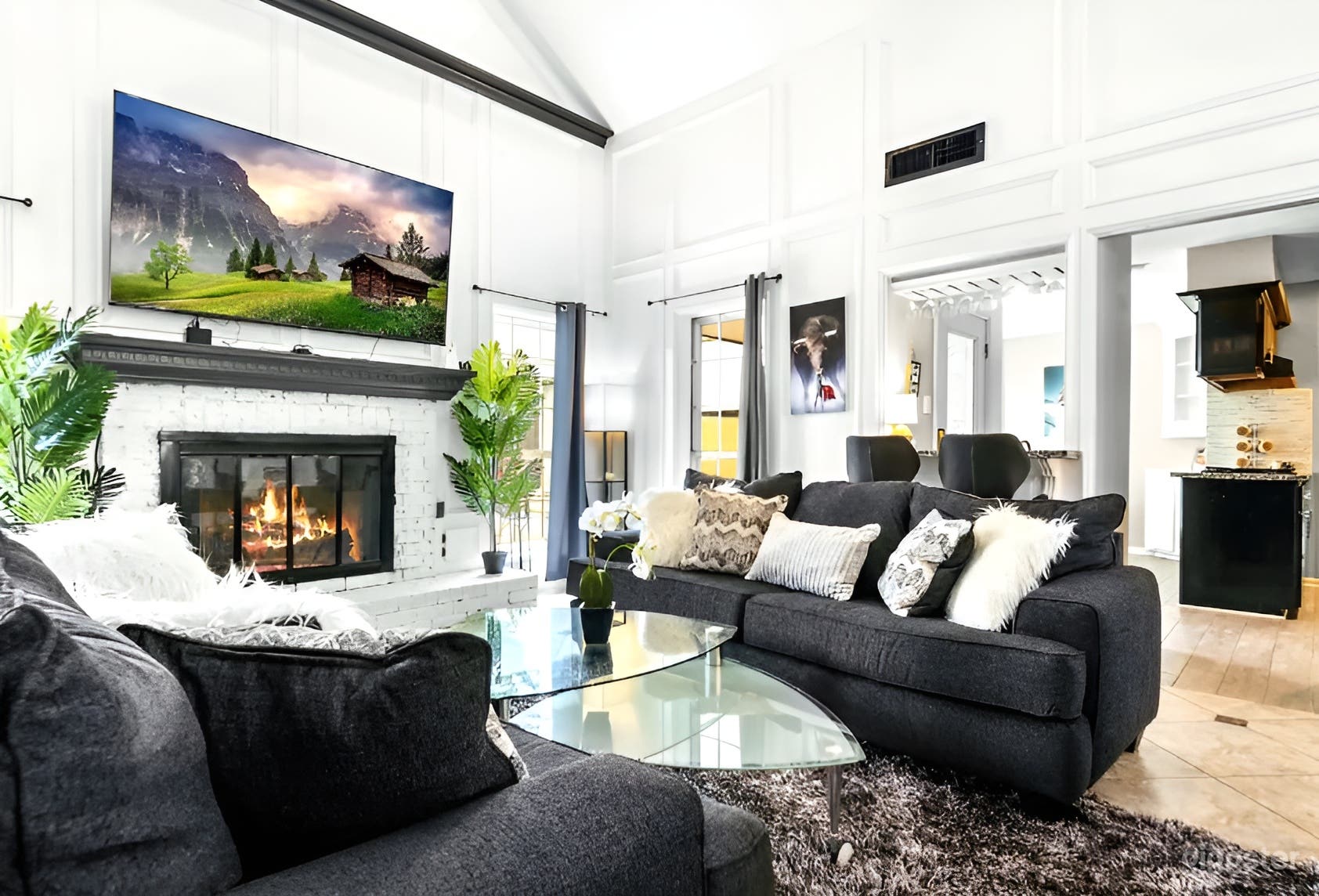 Private 5-Bedroom Home with Pool, Spa &amp; Outdoor Lounge Photo 2