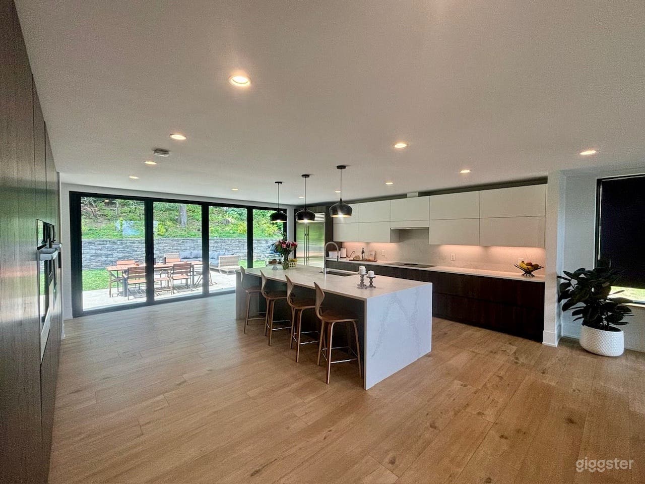 Beautiful Modern Home Photo 2