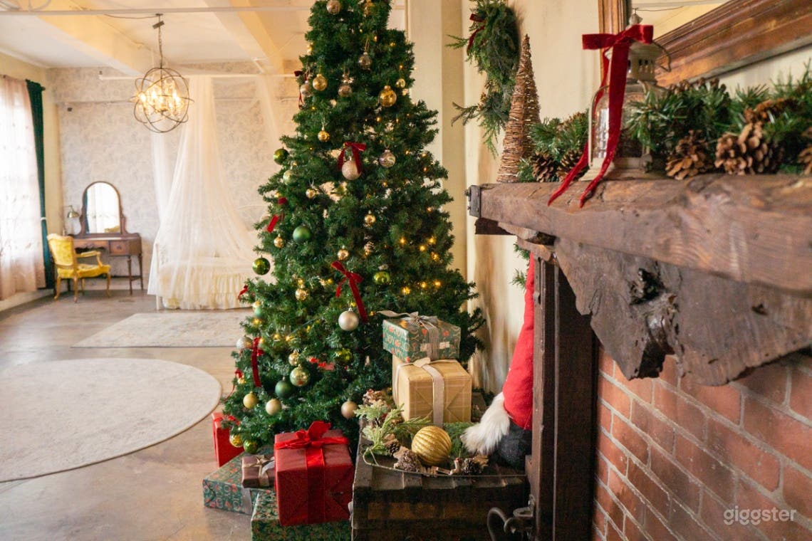 Cabin Style Studio with Christmas Tree in Los Angeles Photo 2