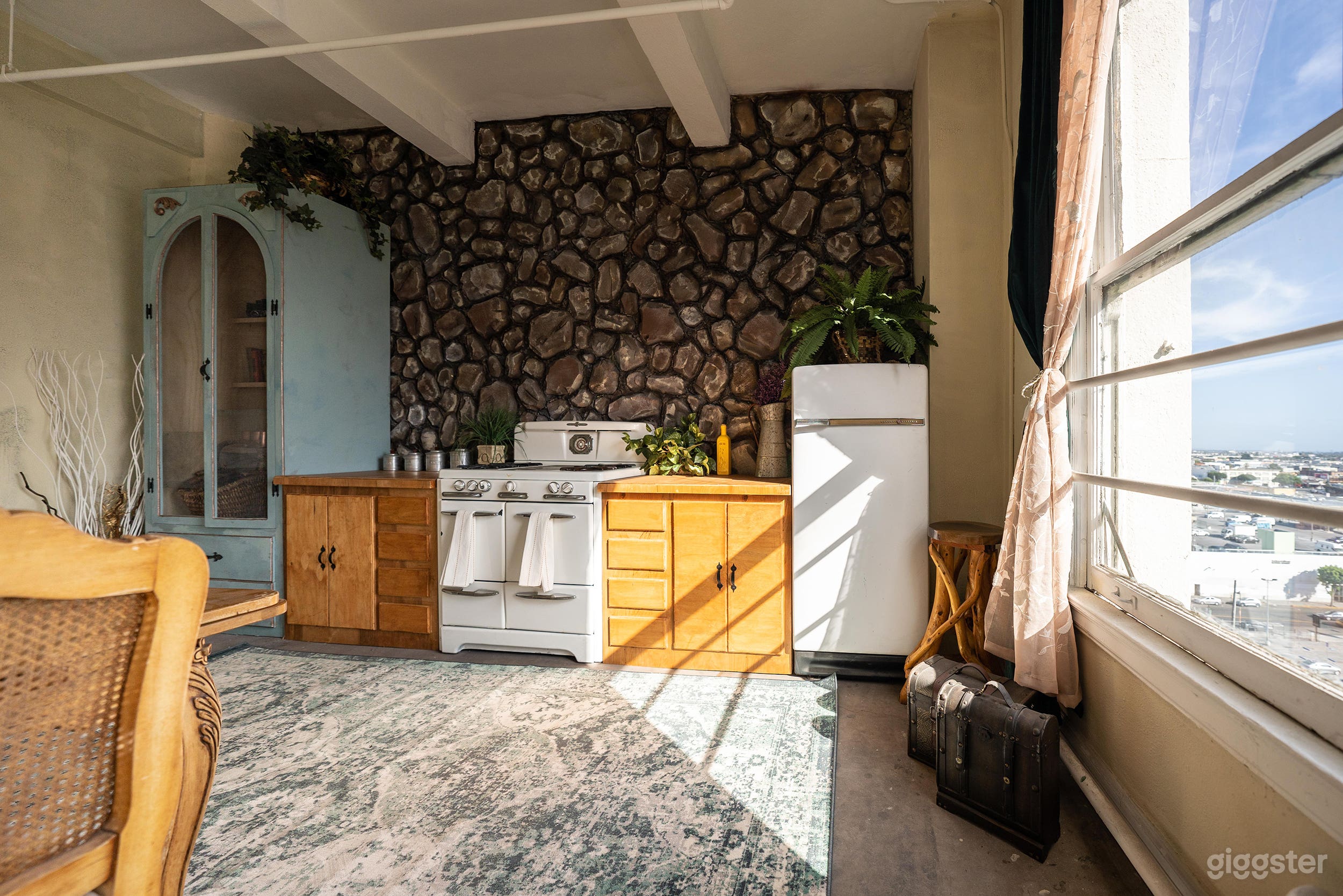 Cabin Style Studio in Los Angeles Photo 3