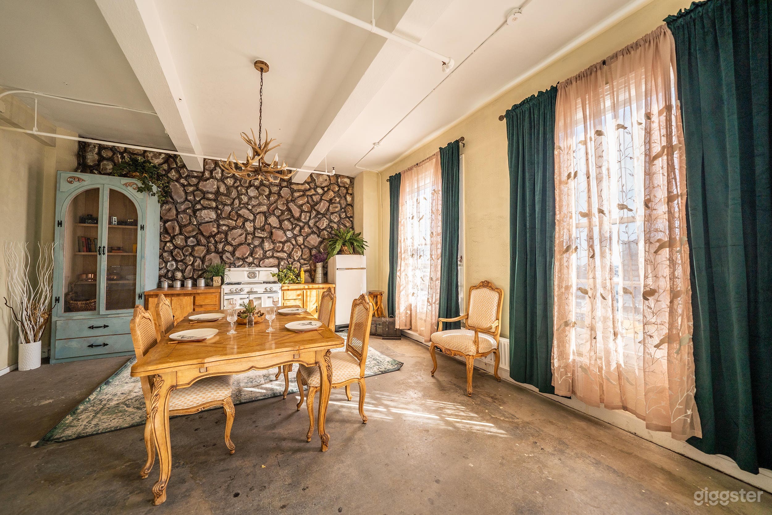 Cabin Style Studio in Los Angeles Photo 2