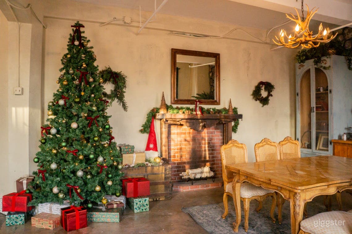 Cabin Style Studio with Christmas Tree in Los Angeles Photo 3