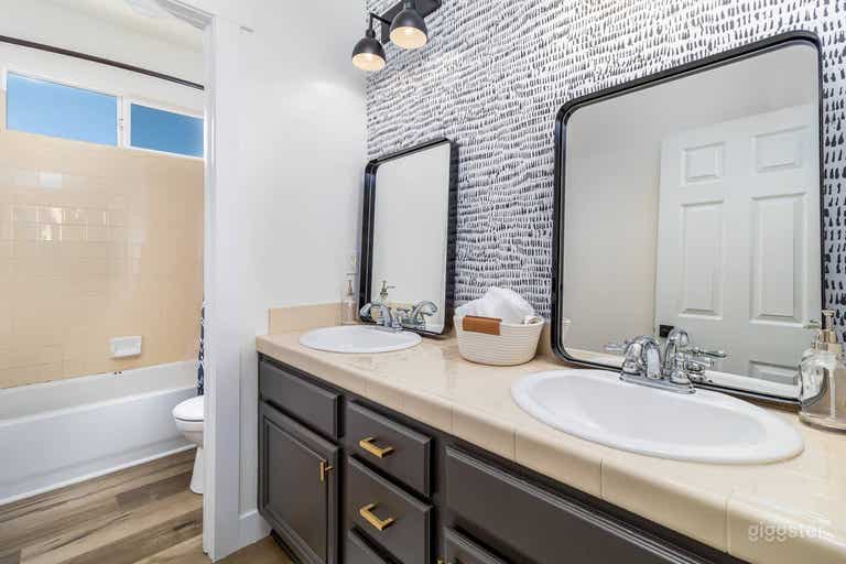  Bright airy open stylish home w/ tropical pool 