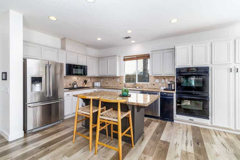  Bright airy open stylish home w/ tropical pool 