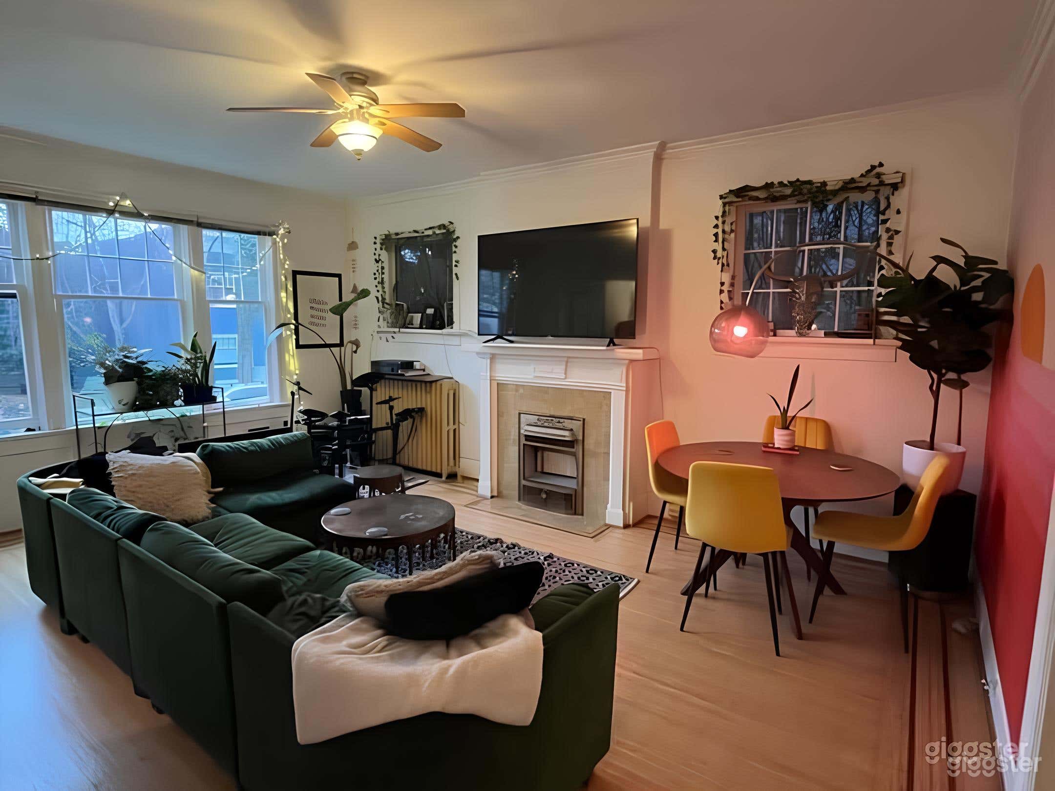 Cozy, Bright, Artsy Kits Flat  Photo 1