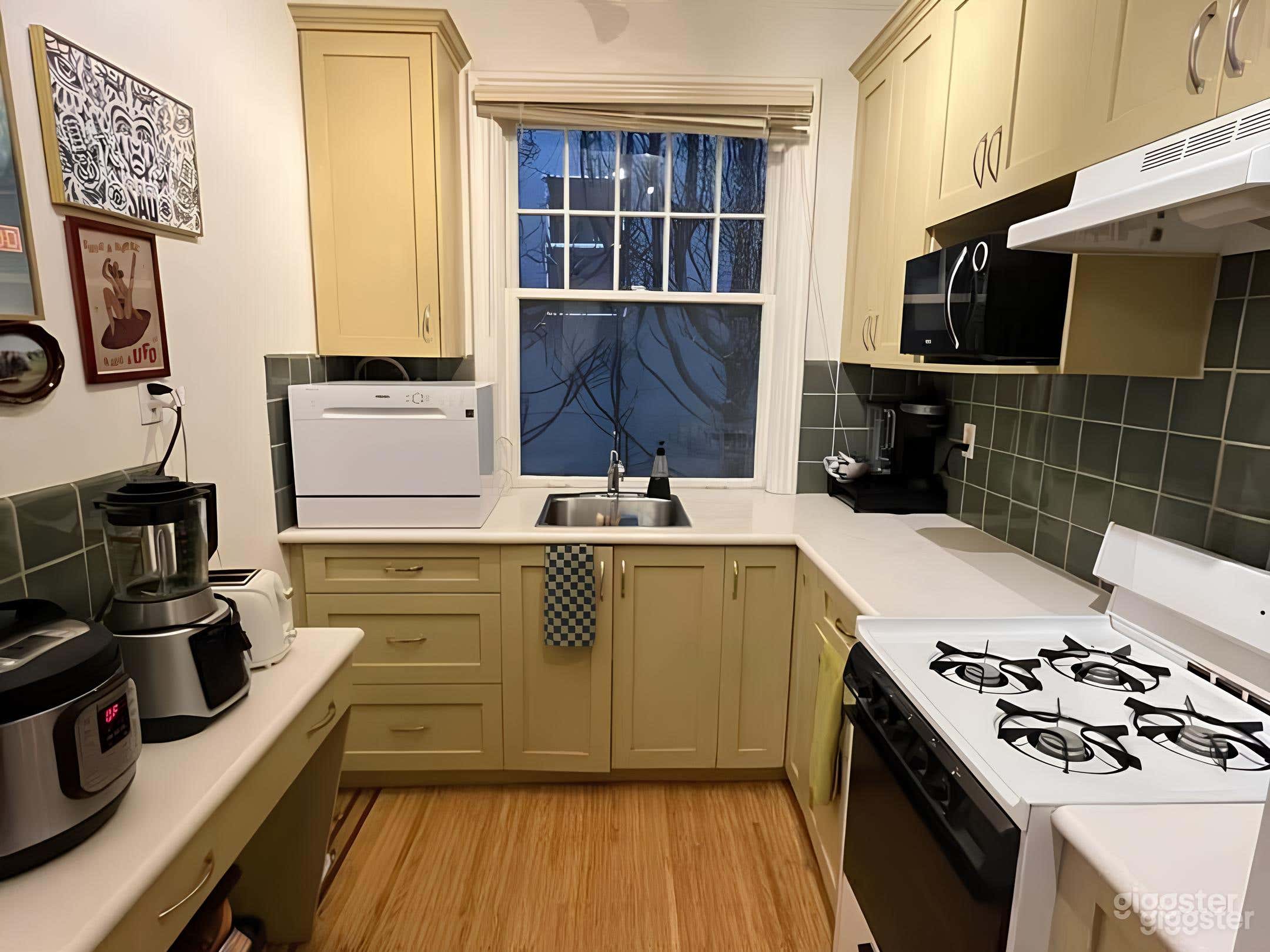 Cozy, Bright, Artsy Kits Flat  Photo 2