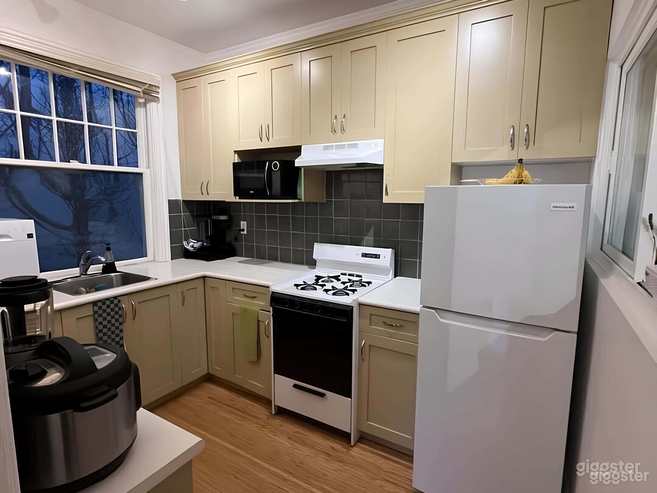 Cozy, Bright, Artsy Kits Flat  Photo 3