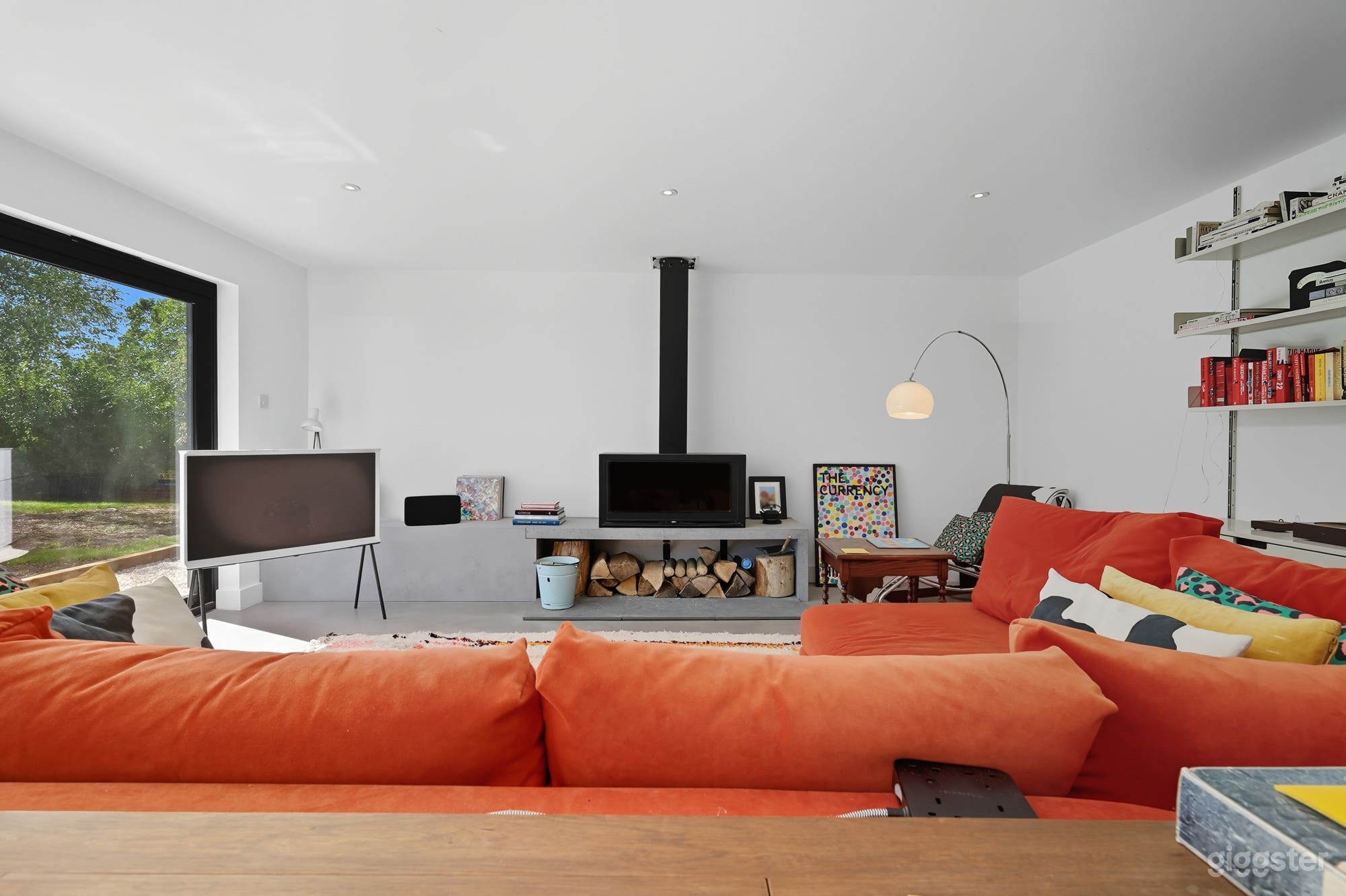Stylish Refurbished 5 Bed Home with Natural Light & Open Photo 3